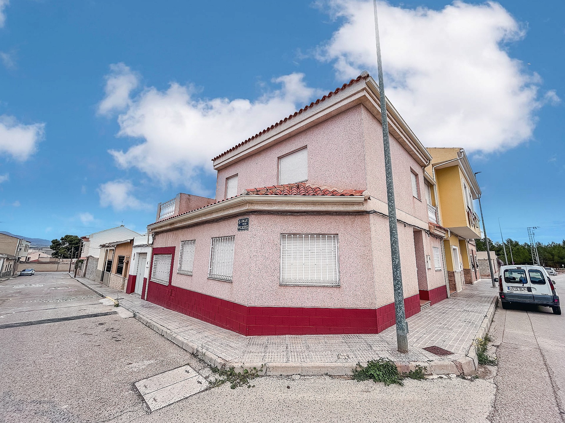 Resale - 5 Bedroom 2 Bathroom Townhouse in Pinoso -  - Alicante