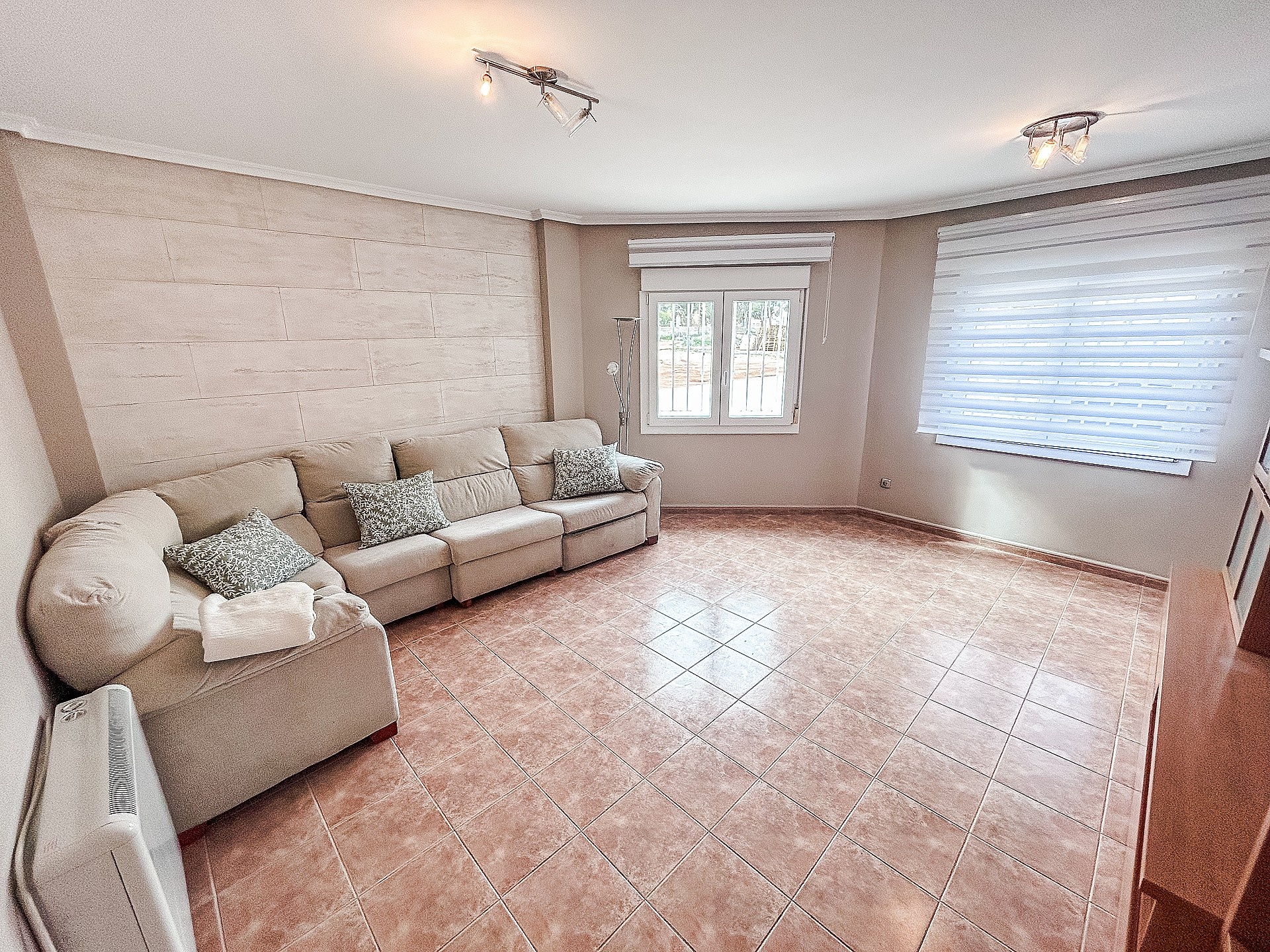 Resale - 5 Bedroom 2 Bathroom Townhouse in Pinoso -  - Alicante