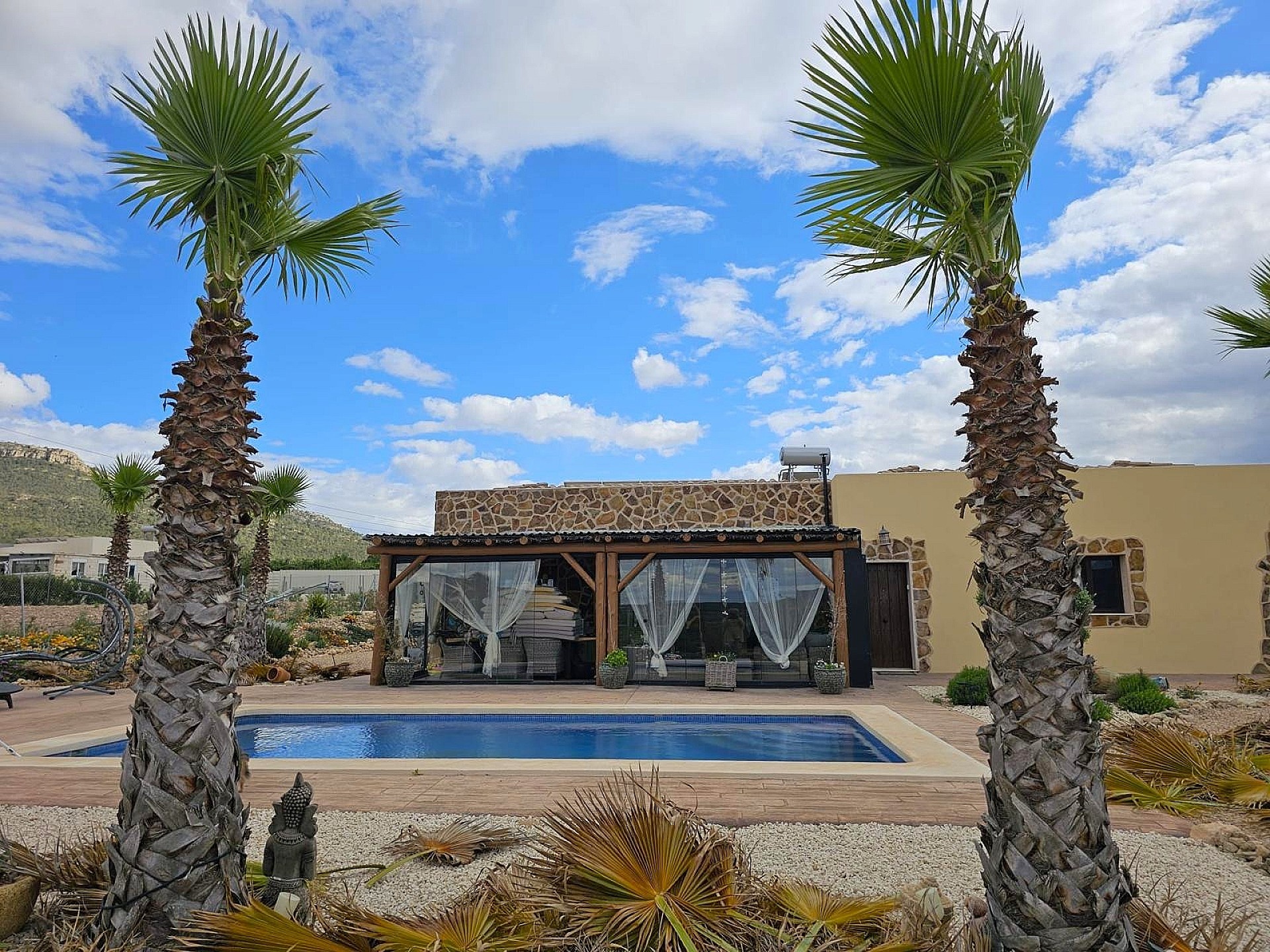 Resale - 4 Bedroom 2 Bathroom Villa in Salinas -  - Alicante