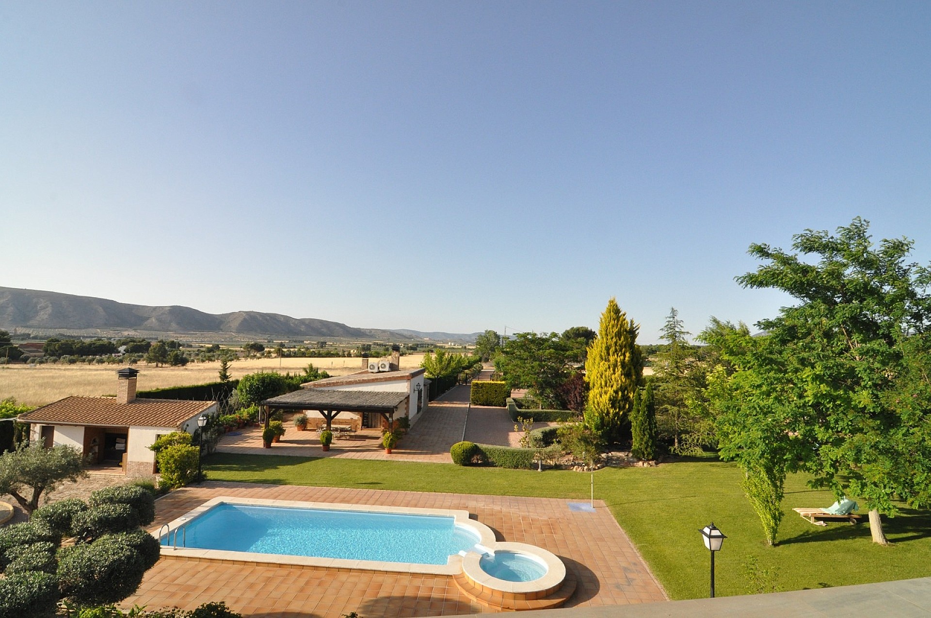 Resale - 4 Bedroom 2 Bathroom Villa in Villena -  - Alicante