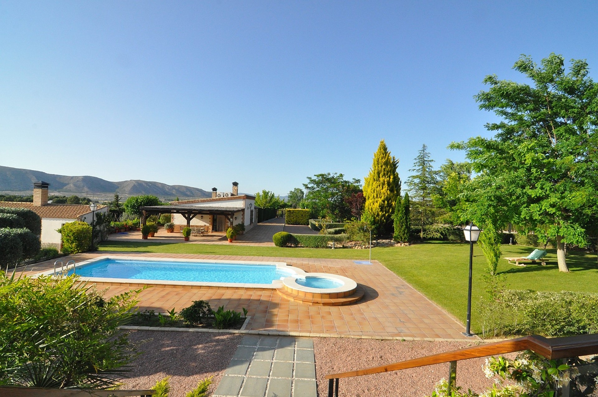 Resale - 4 Bedroom 2 Bathroom Villa in Villena -  - Alicante