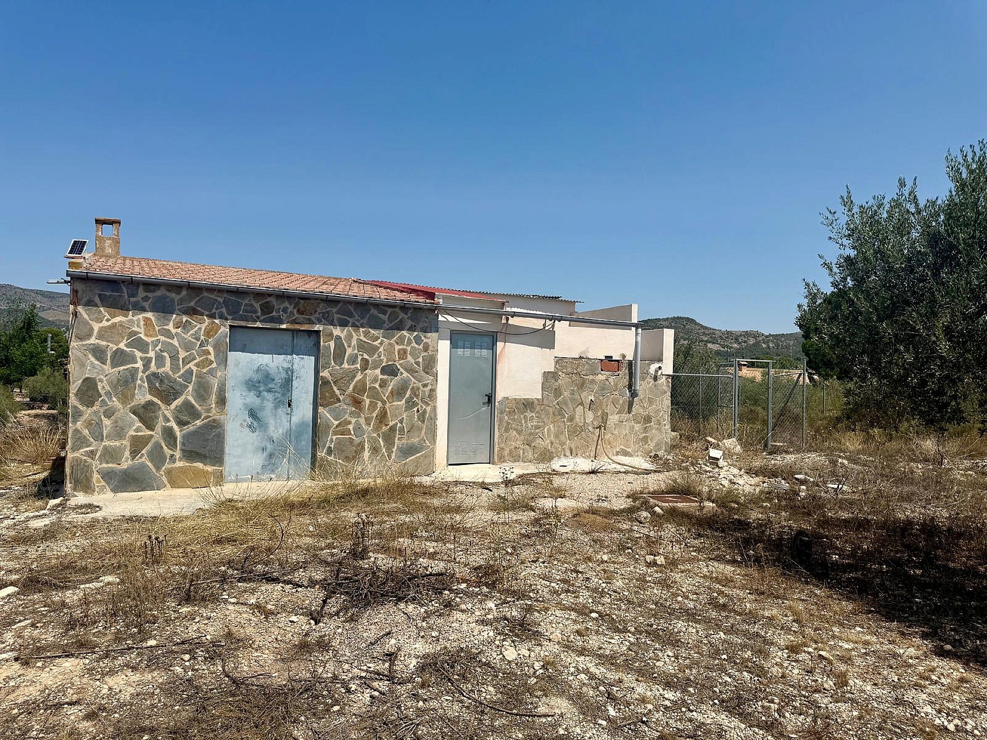 Resale - 3 Bedroom 3 Bathroom Villa in Onil -  - Alicante