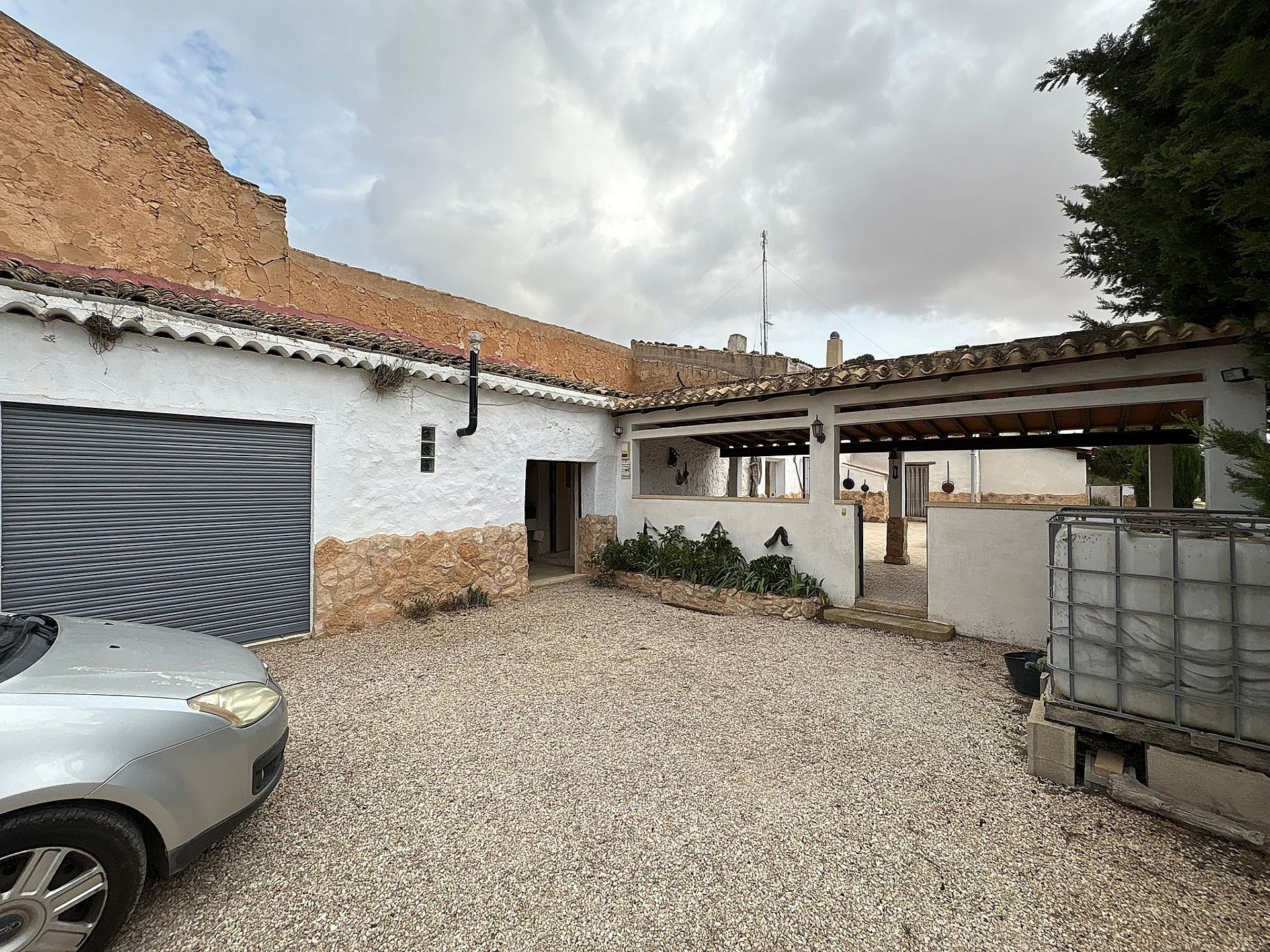 Resale - 5 Bedroom 2 Bathroom Semi-detached in Pinoso -  - Alicante