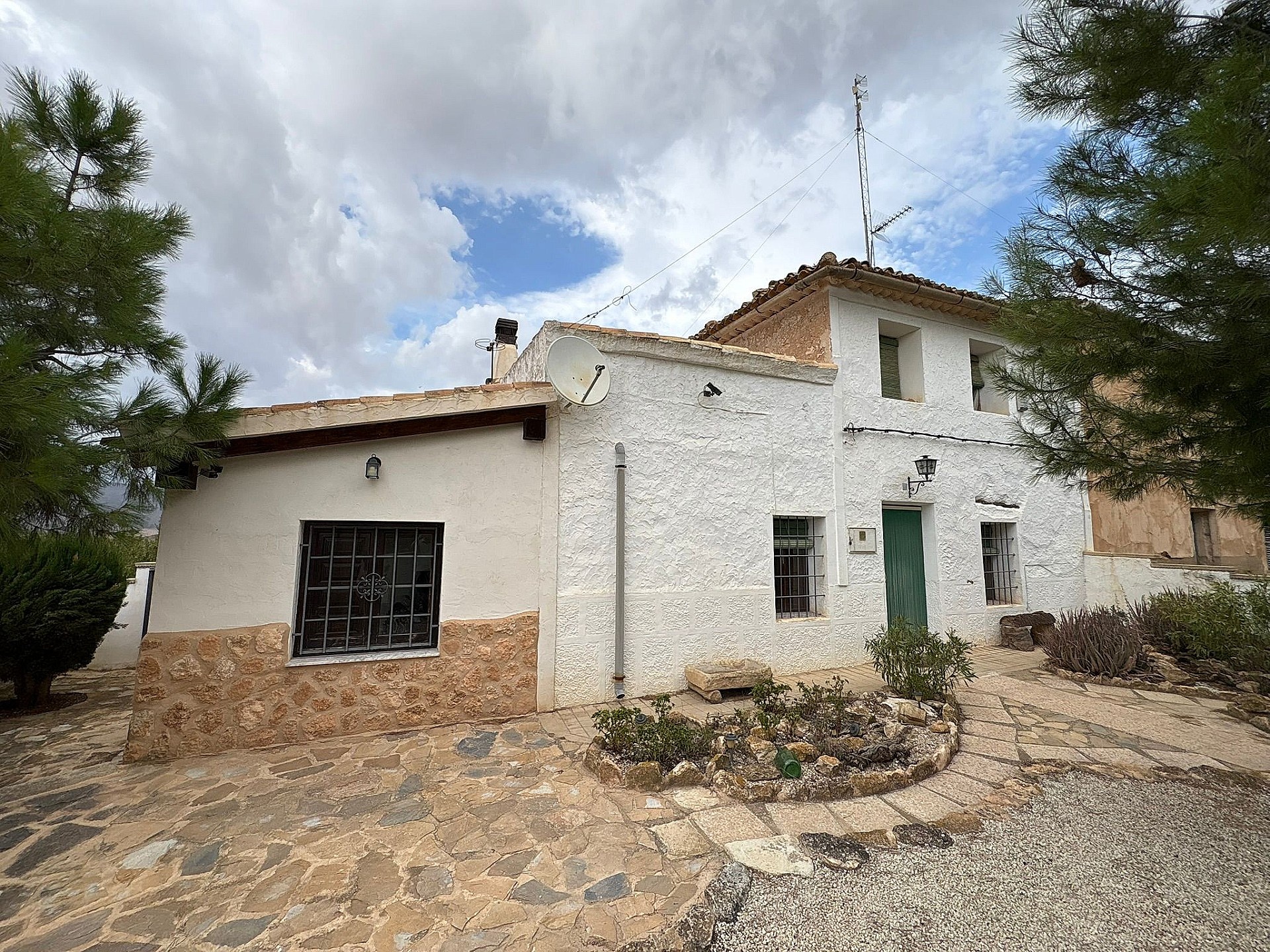 Resale - 5 Bedroom 2 Bathroom Semi-detached in Pinoso -  - Alicante