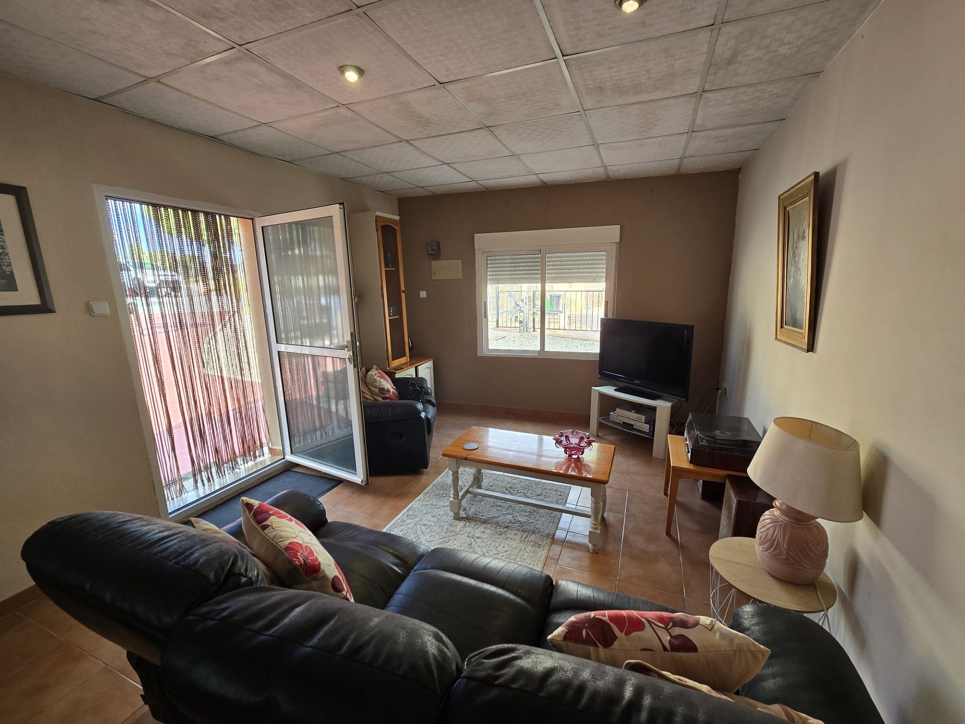 Resale - 5 Bedroom 3 Bathroom Villa in Sax -  - Alicante