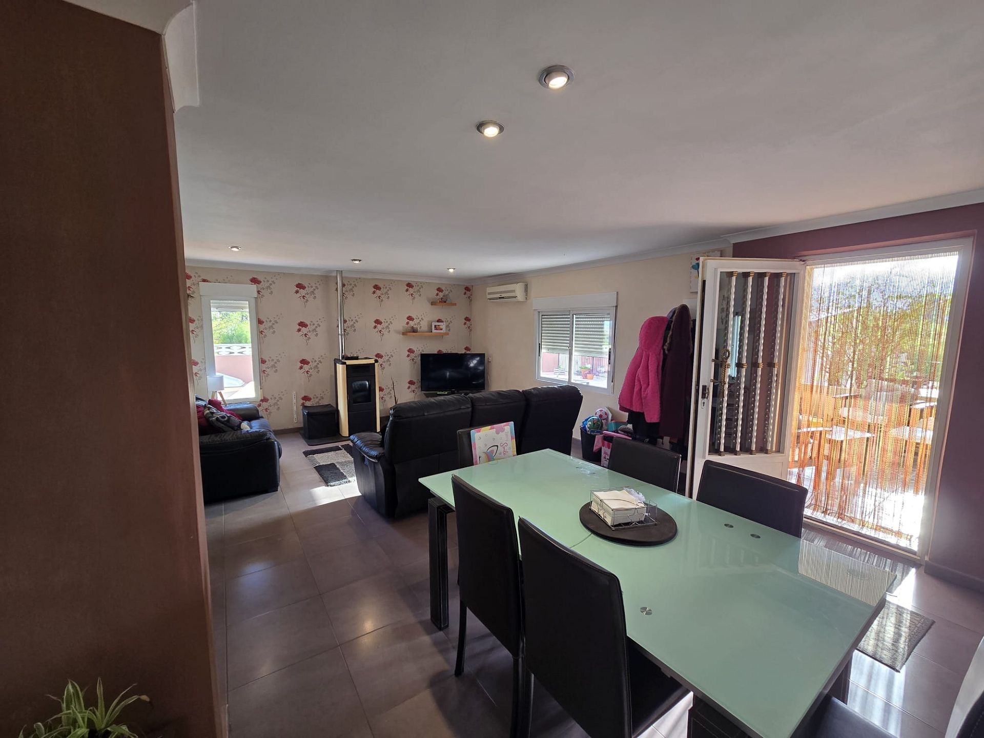 Resale - 5 Bedroom 3 Bathroom Villa in Sax -  - Alicante