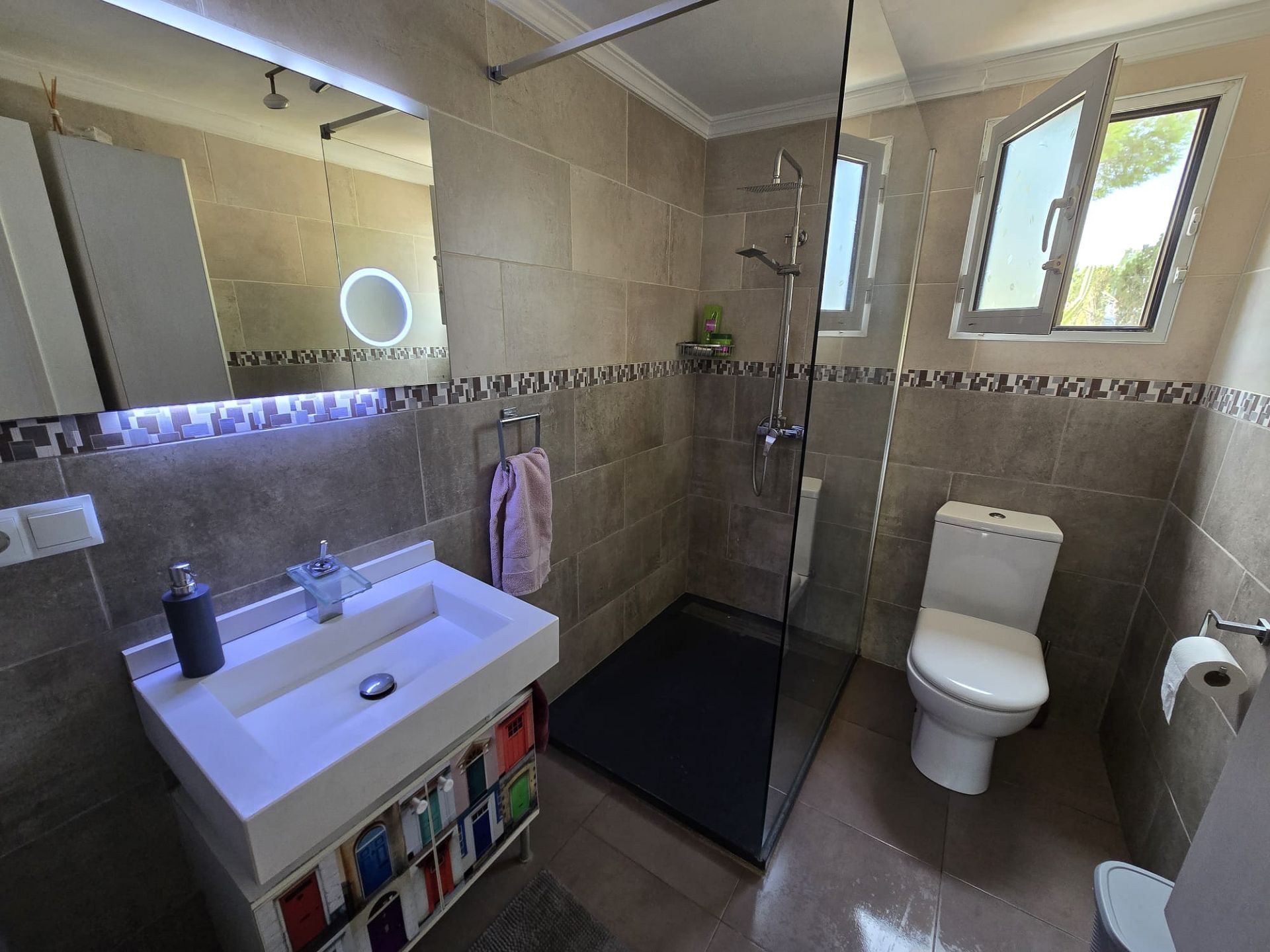 Resale - 5 Bedroom 3 Bathroom Villa in Sax -  - Alicante