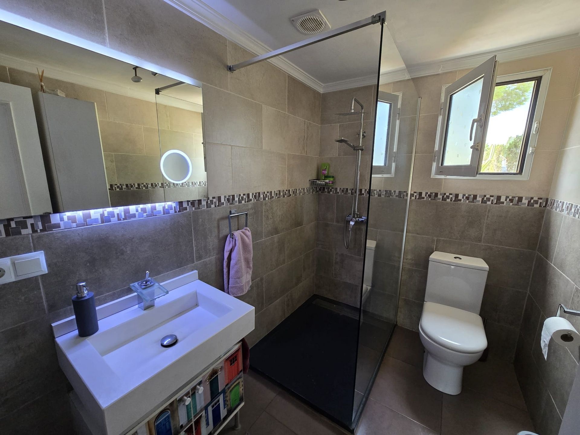 Resale - 5 Bedroom 3 Bathroom Villa in Sax -  - Alicante