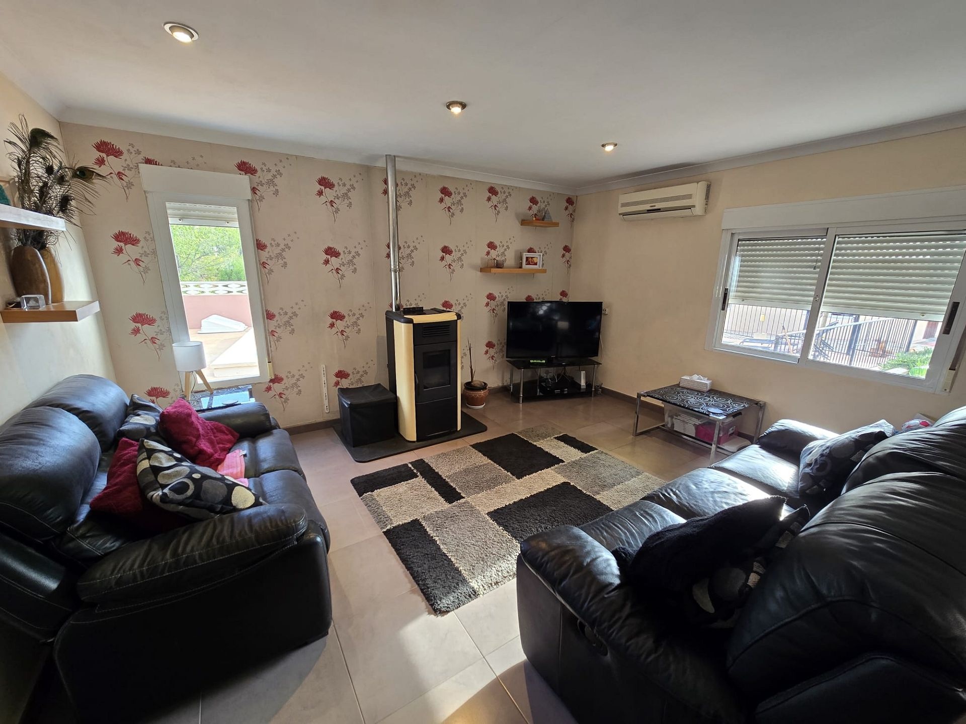 Resale - 5 Bedroom 3 Bathroom Villa in Sax -  - Alicante