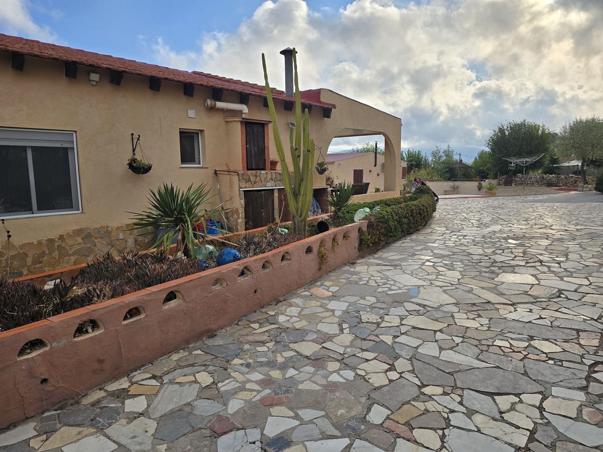 Resale - 5 Bedroom 3 Bathroom Villa in Sax -  - Alicante
