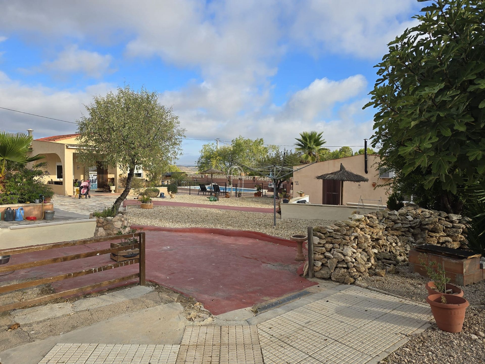 Resale - 5 Bedroom 3 Bathroom Villa in Sax -  - Alicante
