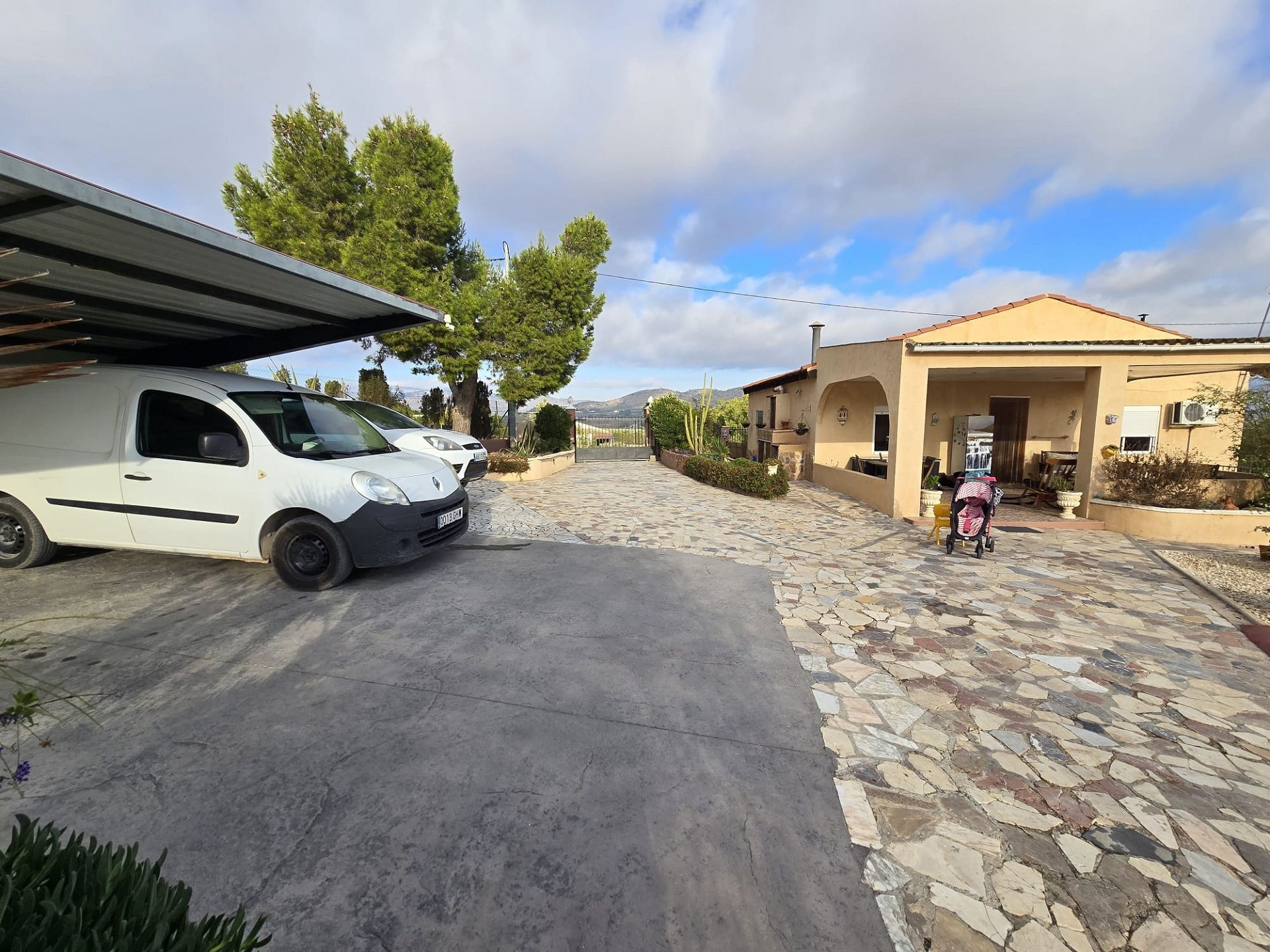 Resale - 5 Bedroom 3 Bathroom Villa in Sax -  - Alicante