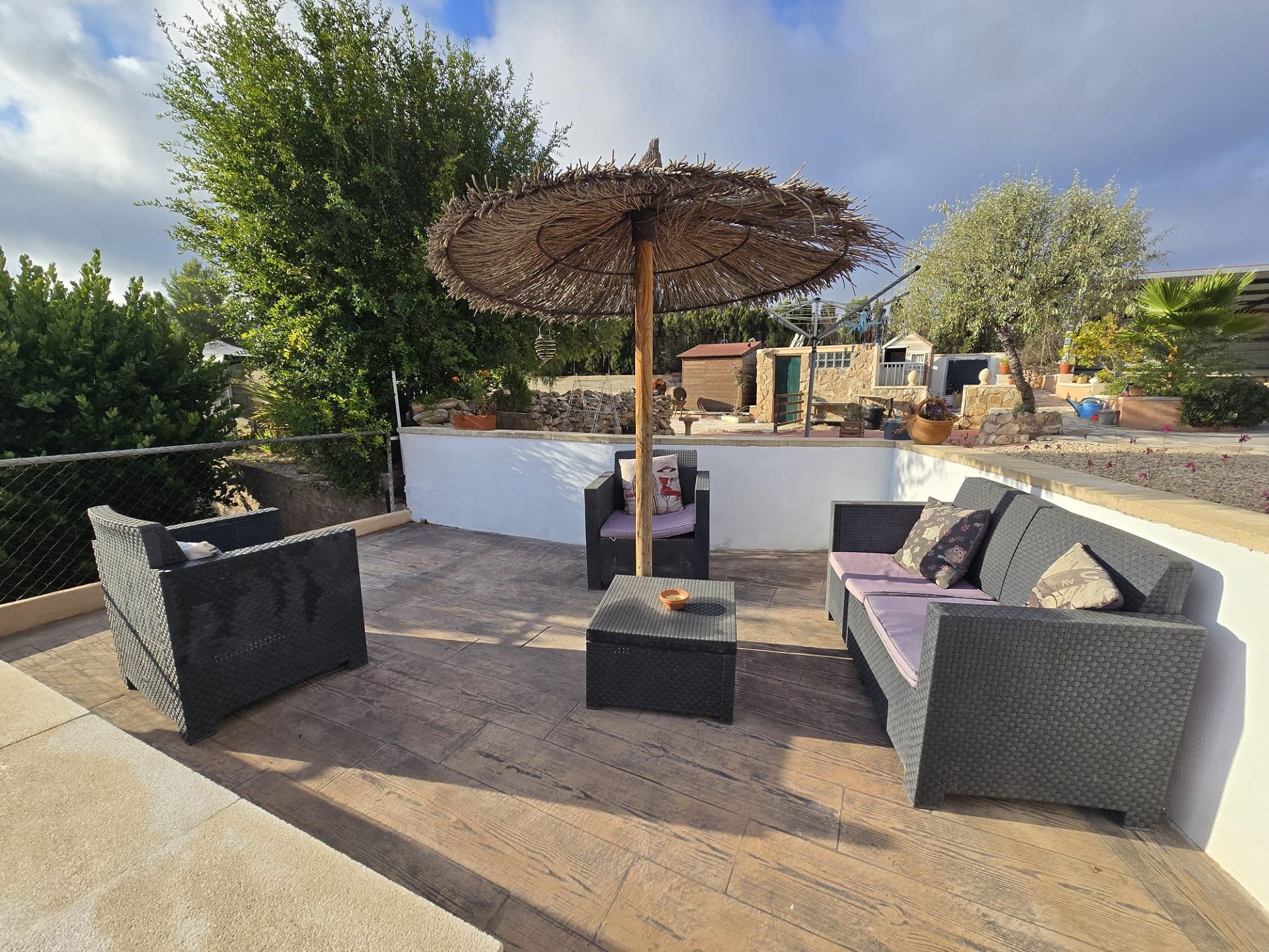 Resale - 5 Bedroom 3 Bathroom Villa in Sax -  - Alicante