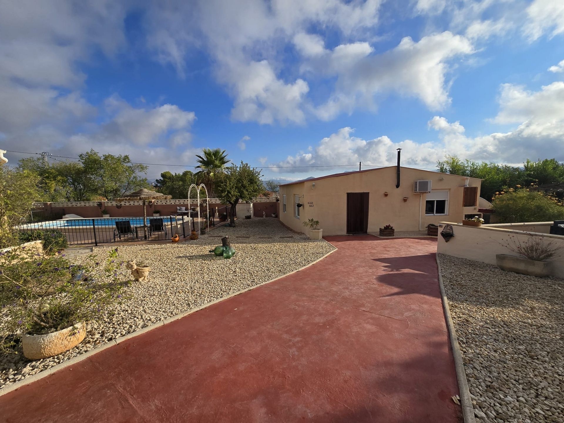 Resale - 5 Bedroom 3 Bathroom Villa in Sax -  - Alicante