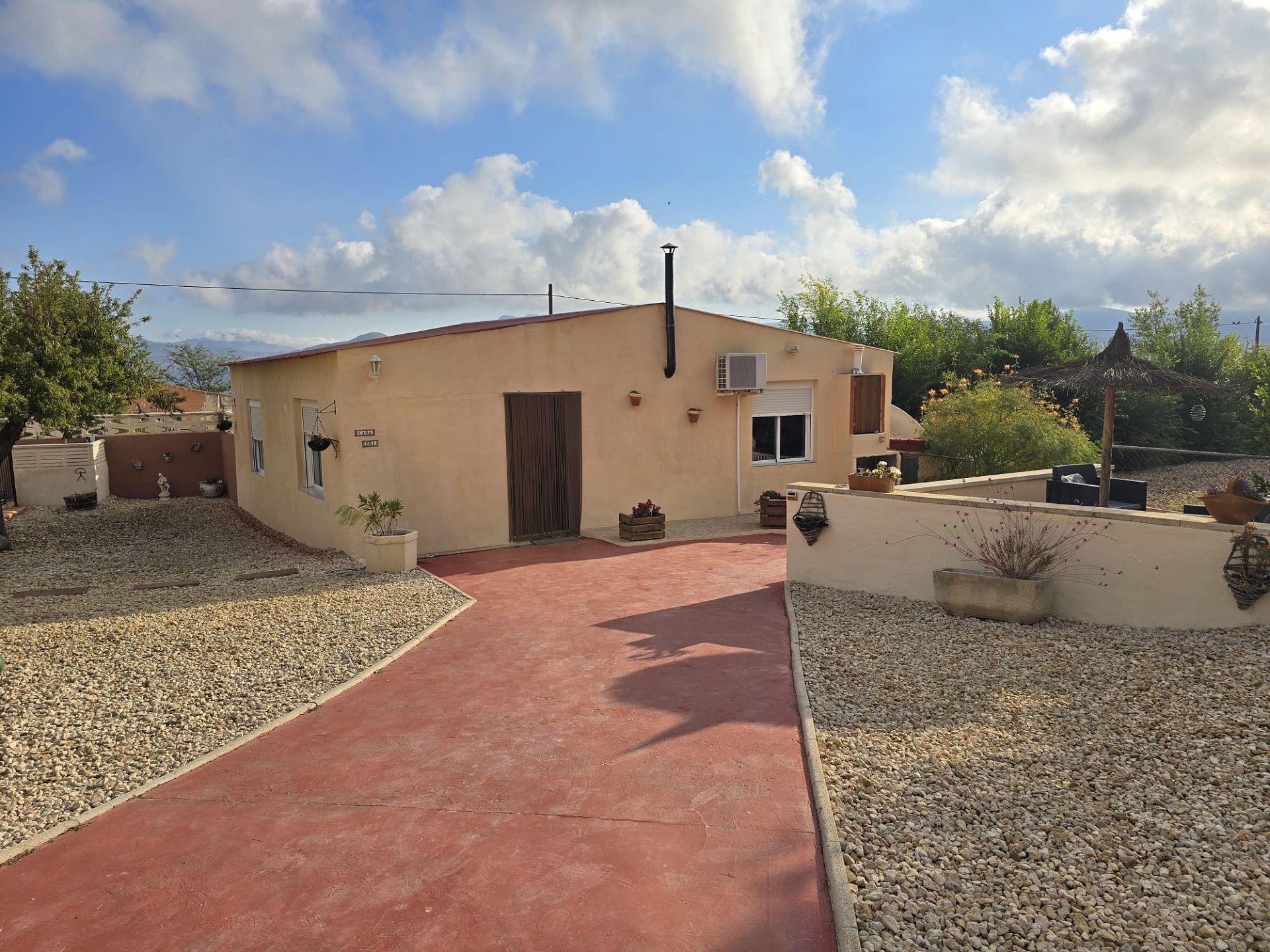 Resale - 5 Bedroom 3 Bathroom Villa in Sax -  - Alicante