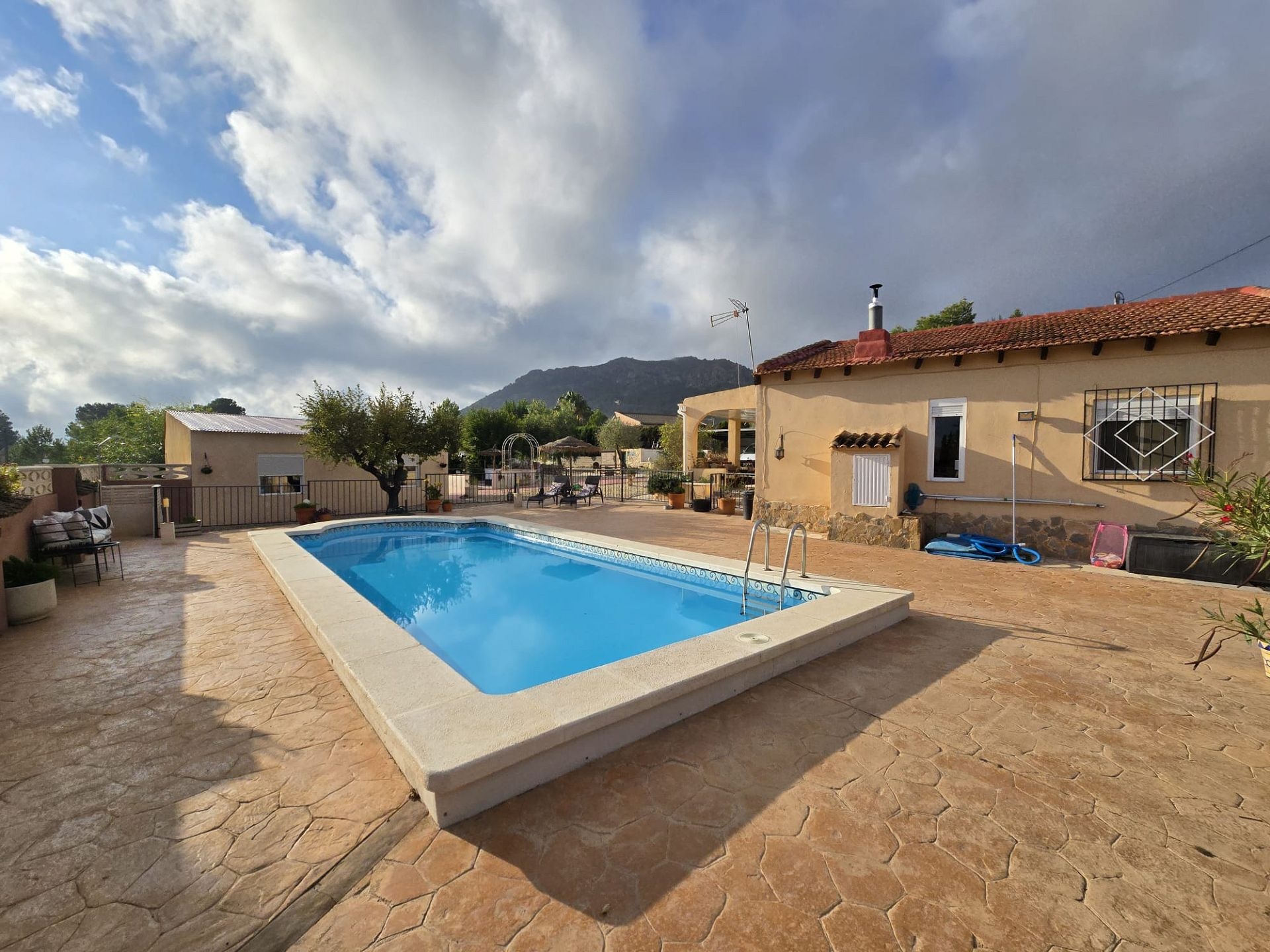 Resale - 5 Bedroom 3 Bathroom Villa in Sax -  - Alicante