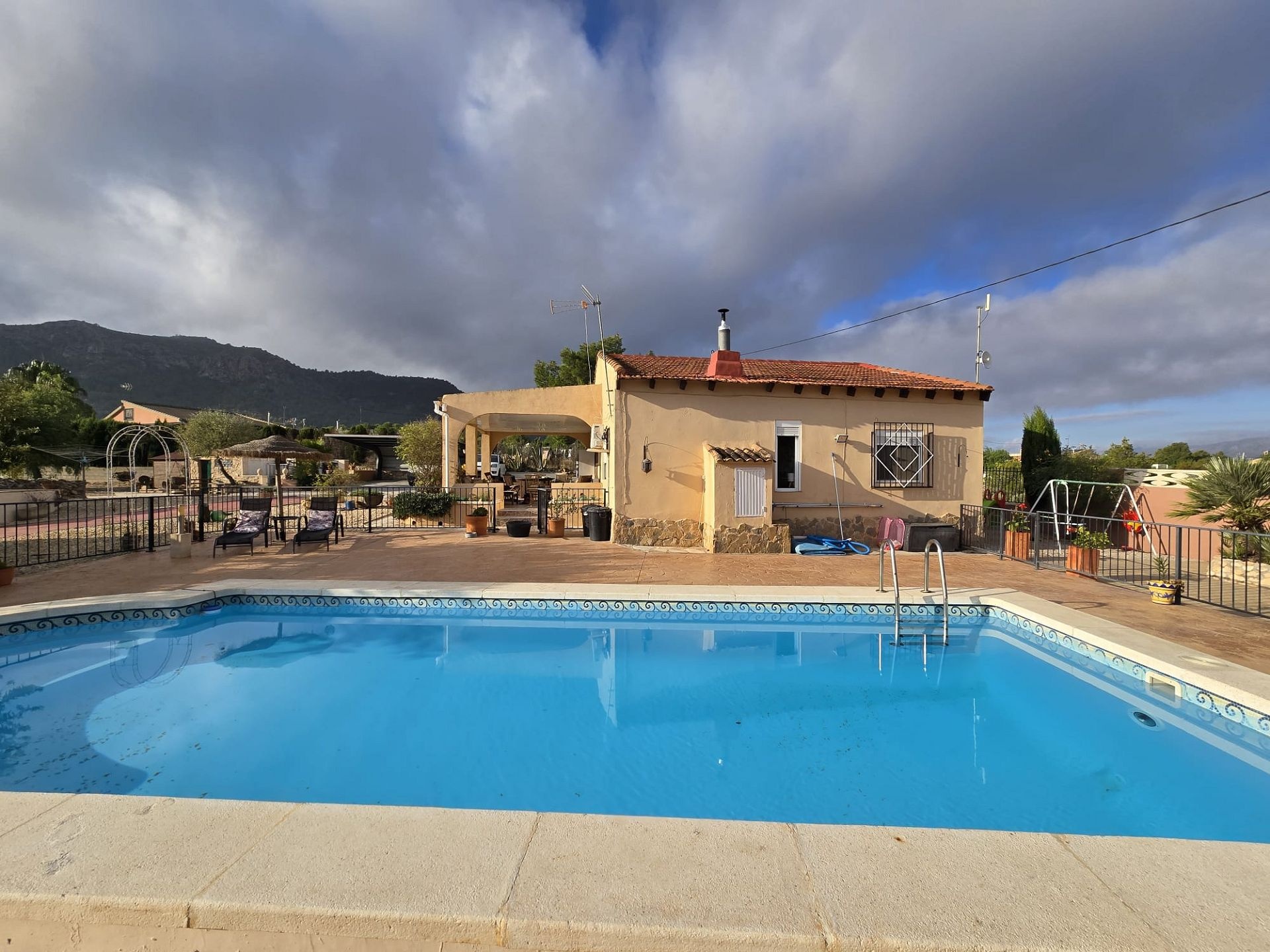 Resale - 5 Bedroom 3 Bathroom Villa in Sax -  - Alicante