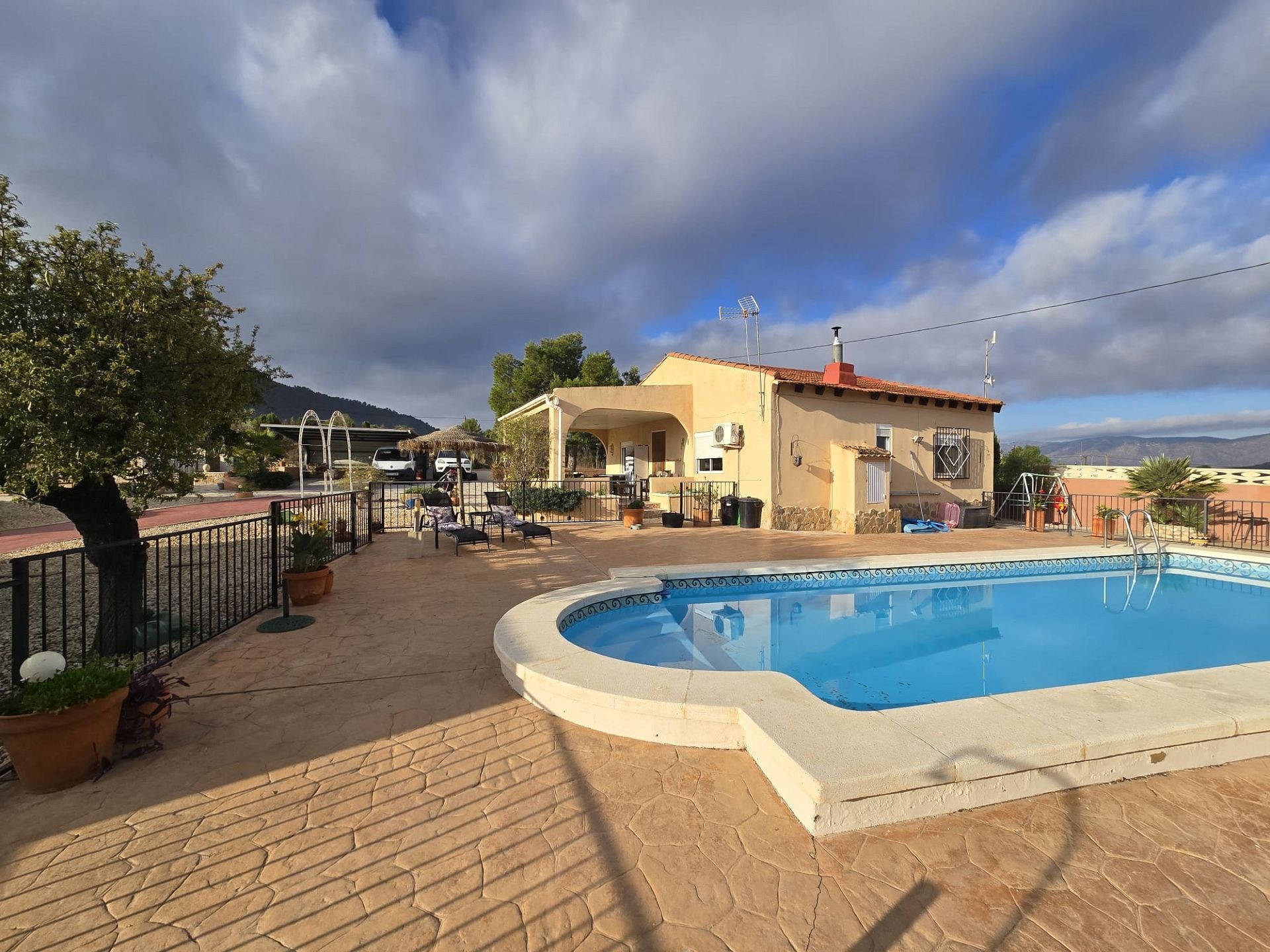 Resale - 5 Bedroom 3 Bathroom Villa in Sax -  - Alicante