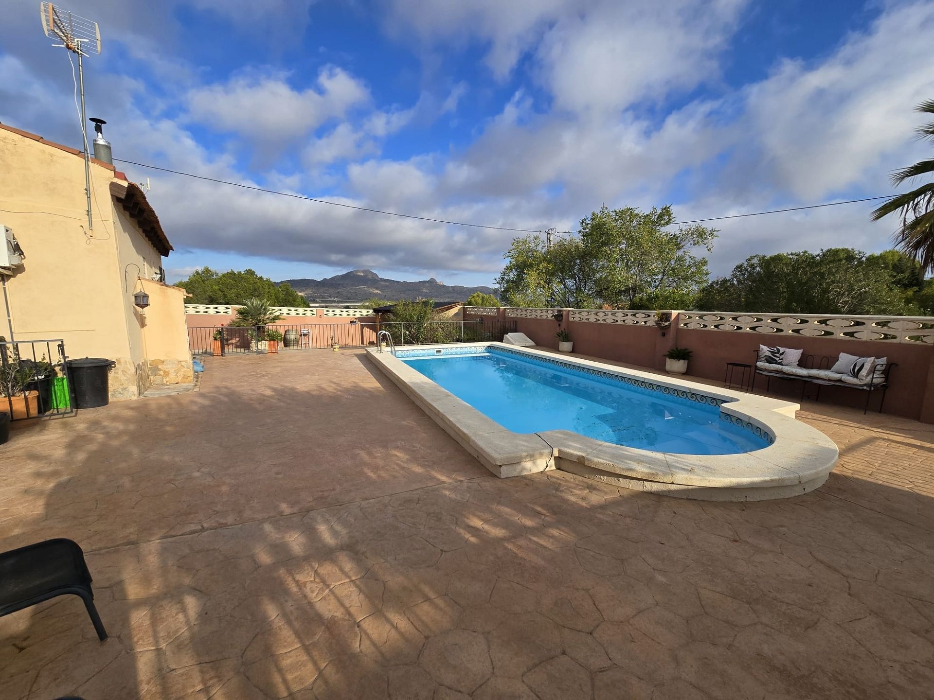 Resale - 5 Bedroom 3 Bathroom Villa in Sax -  - Alicante