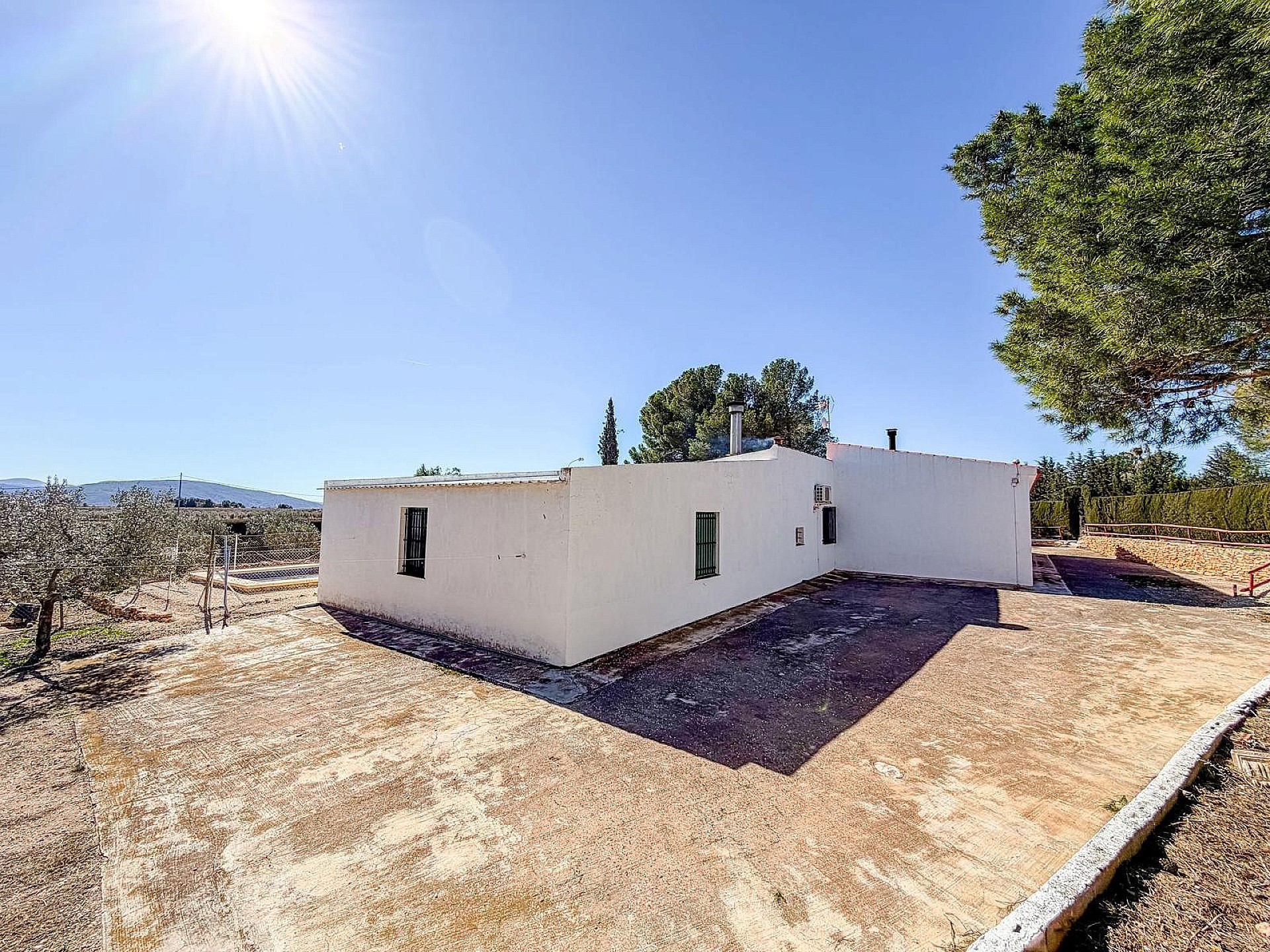 Resale - 6 Bedroom 2 Bathroom Country house in Pinoso -  - Alicante