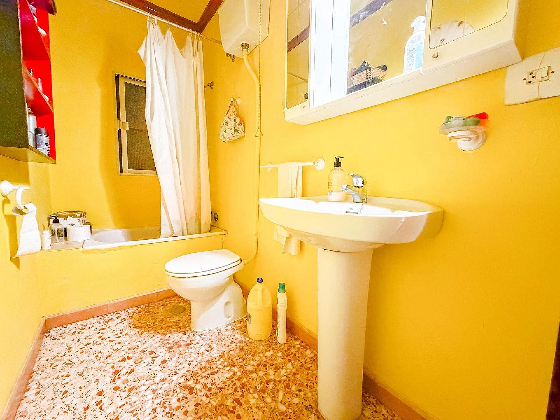 Resale - 6 Bedroom 2 Bathroom Country house in Pinoso -  - Alicante