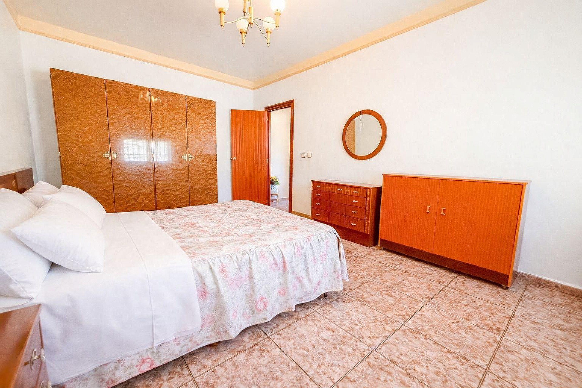 Resale - 6 Bedroom 2 Bathroom Country house in Pinoso -  - Alicante