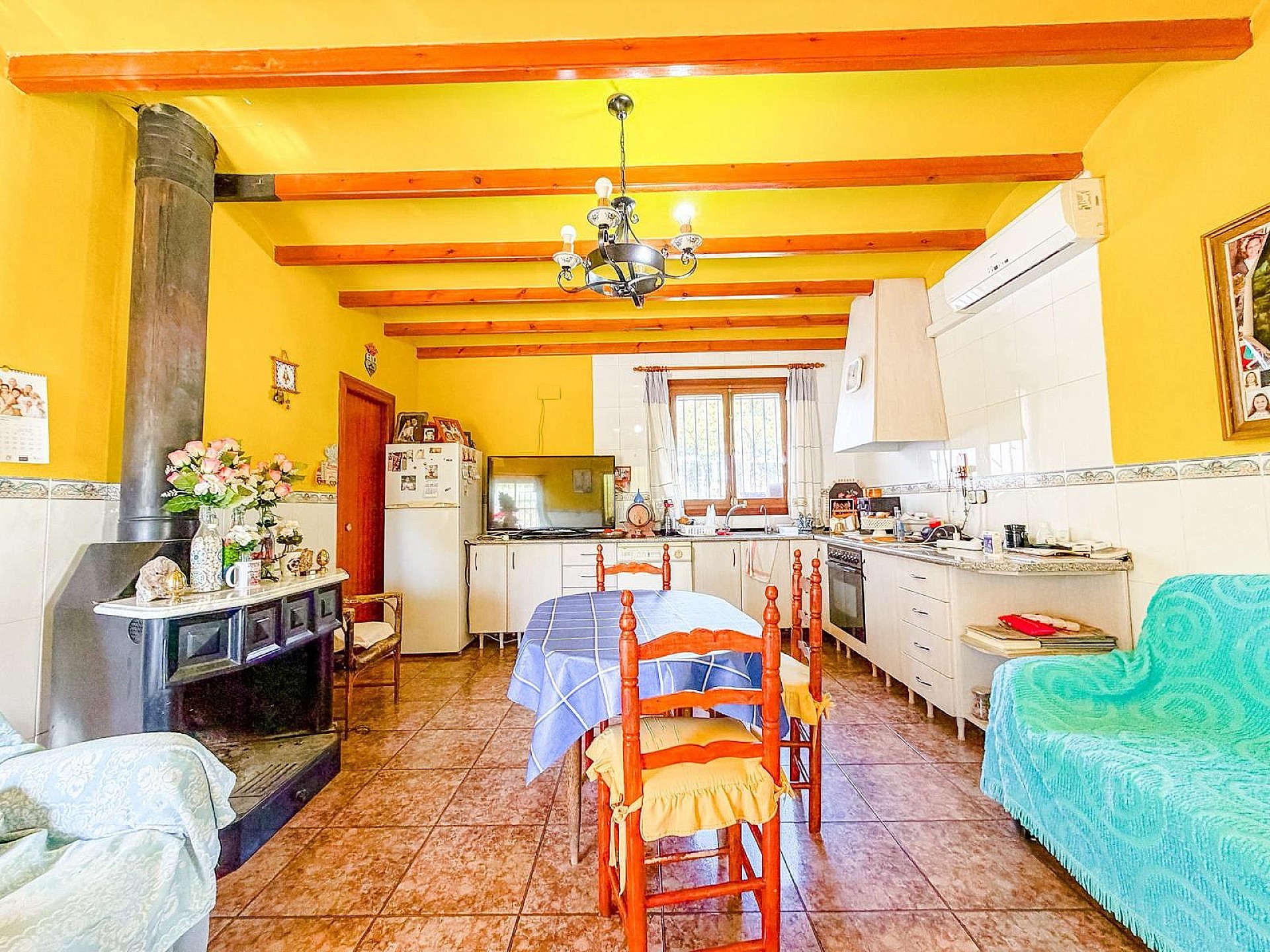 Resale - 6 Bedroom 2 Bathroom Country house in Pinoso -  - Alicante