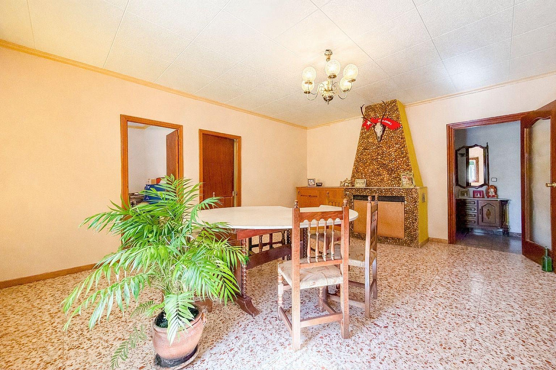 Resale - 6 Bedroom 2 Bathroom Country house in Pinoso -  - Alicante