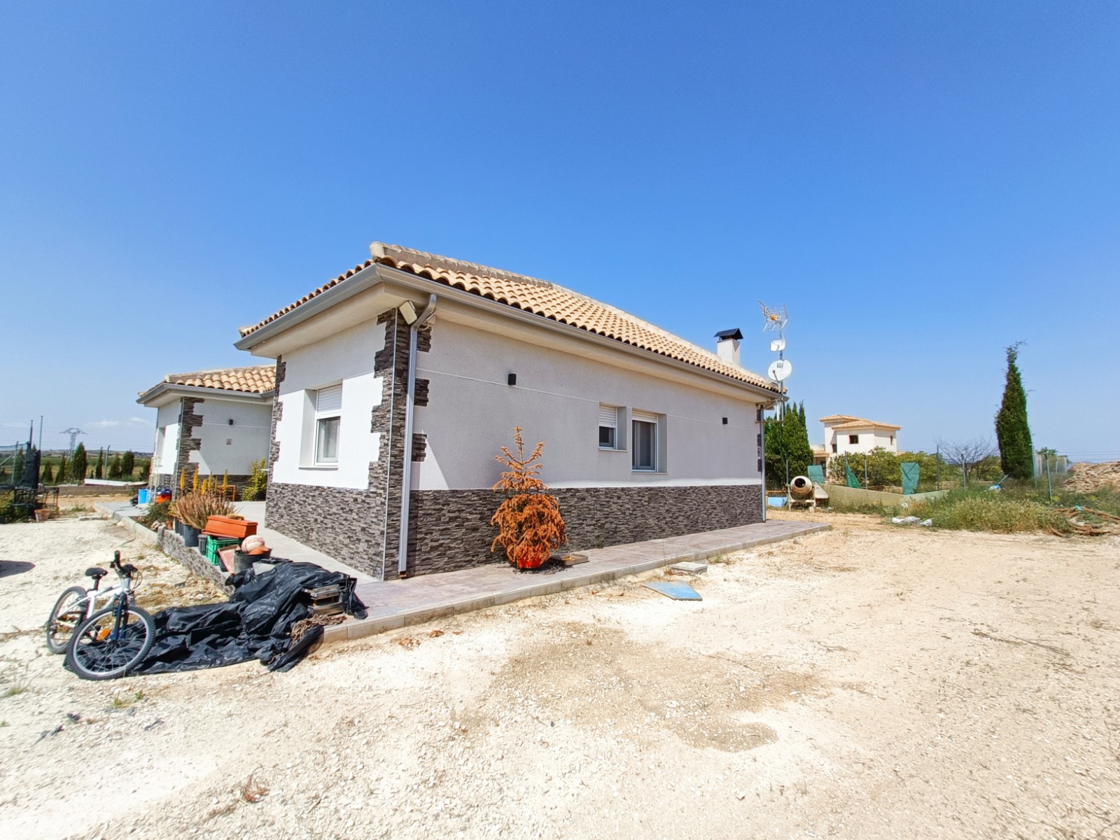 Resale - 4 Bedroom 2 Bathroom Villa in Pinoso -  - Alicante