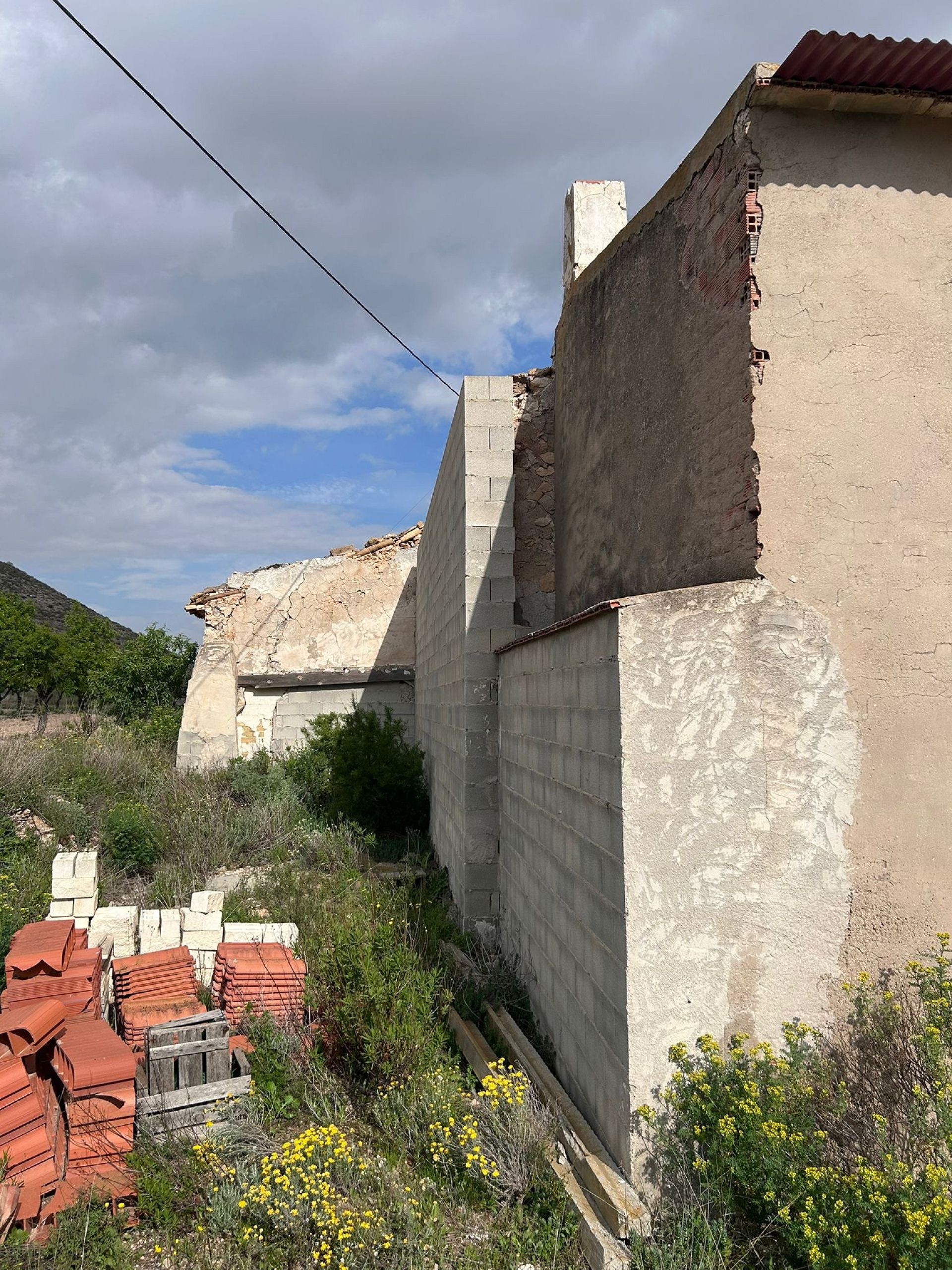 Resale - 5 Bedroom 2 Bathroom Restoration Project in Hondón de las Nieves -  - Alicante