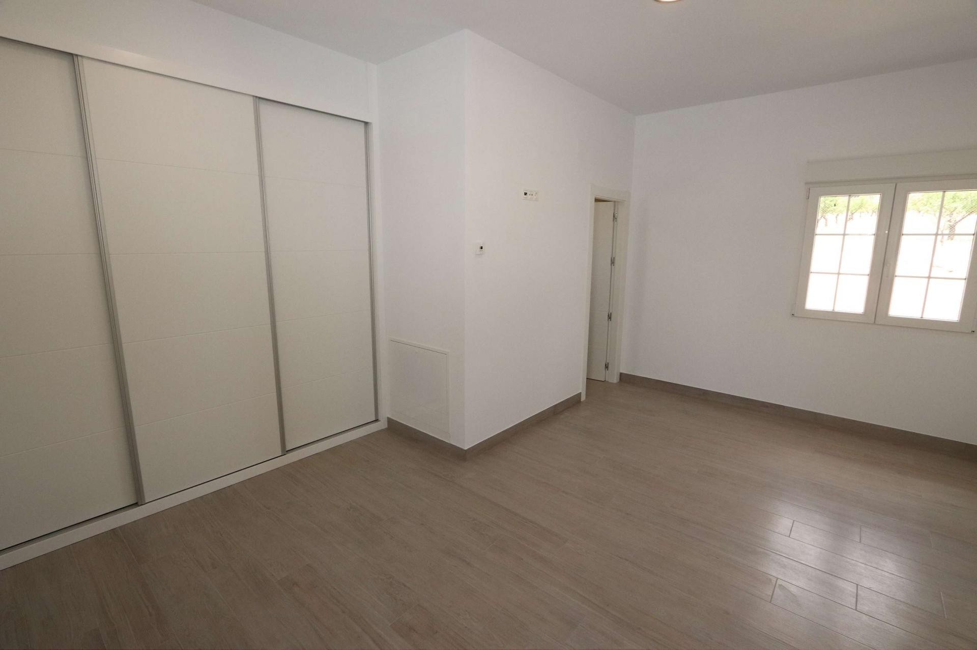 Resale - 4 Bedroom 4 Bathroom Villa in Sax -  - Alicante