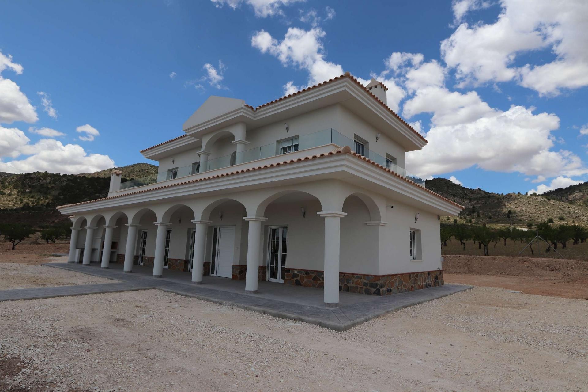 Resale - 4 Bedroom 4 Bathroom Villa in Sax -  - Alicante