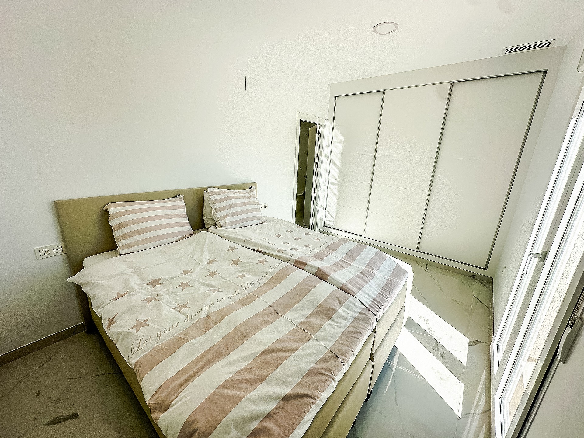 Resale - 4 Bedroom 3 Bathroom Villa in Sax -  - Alicante