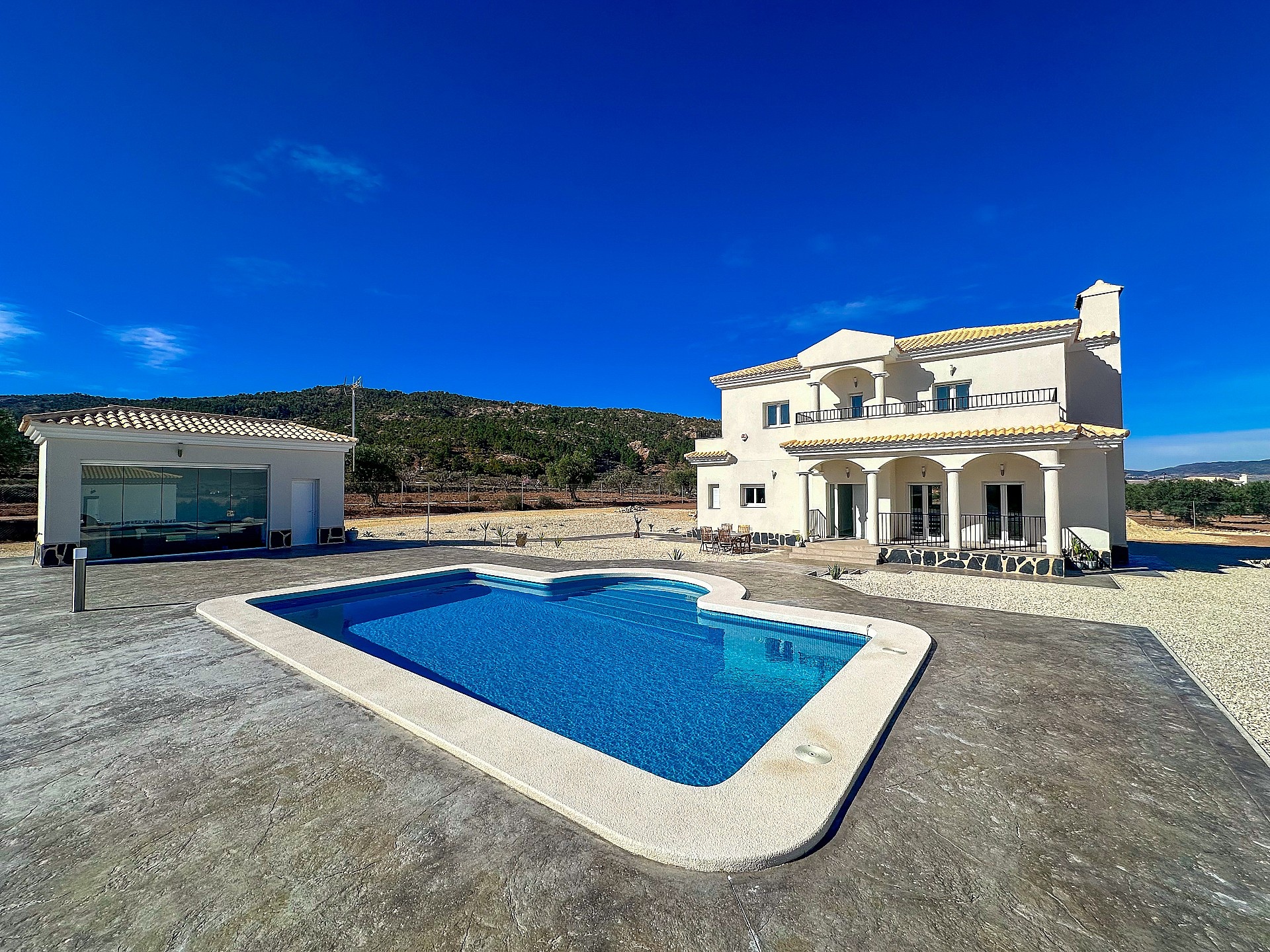Resale - 4 Bedroom 3 Bathroom Villa in Sax -  - Alicante