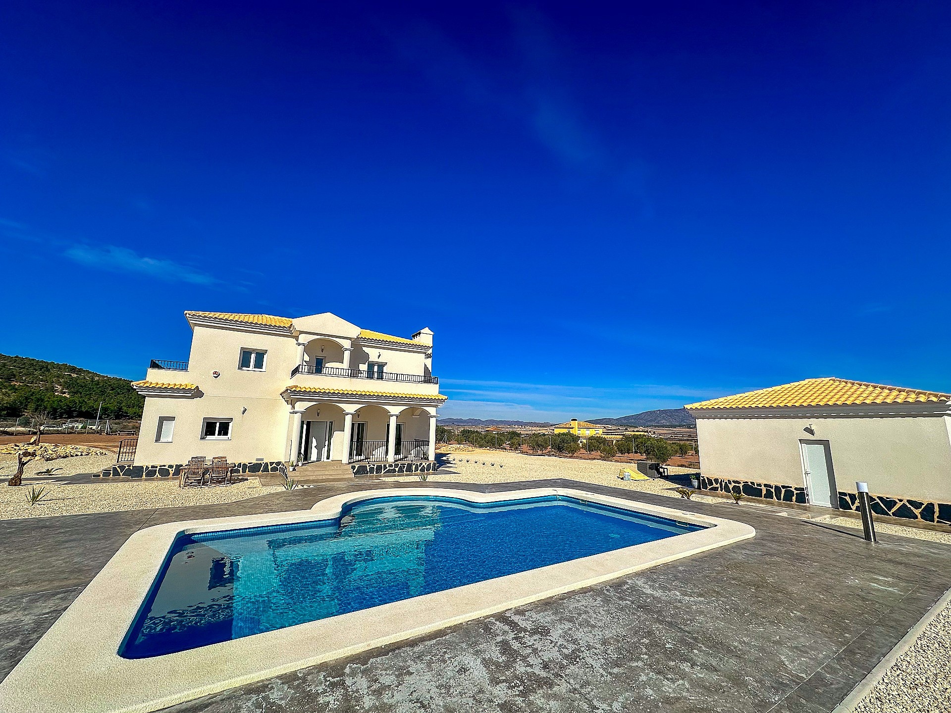 Resale - 4 Bedroom 3 Bathroom Villa in Sax -  - Alicante