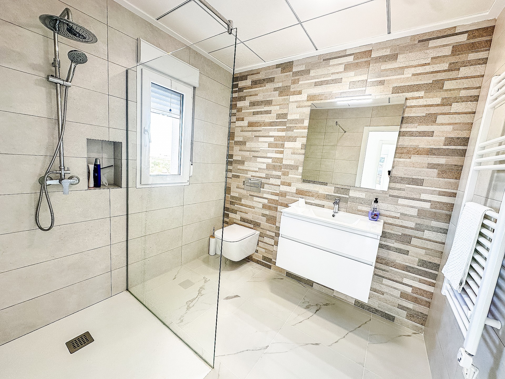 Resale - 4 Bedroom 3 Bathroom Villa in Sax -  - Alicante