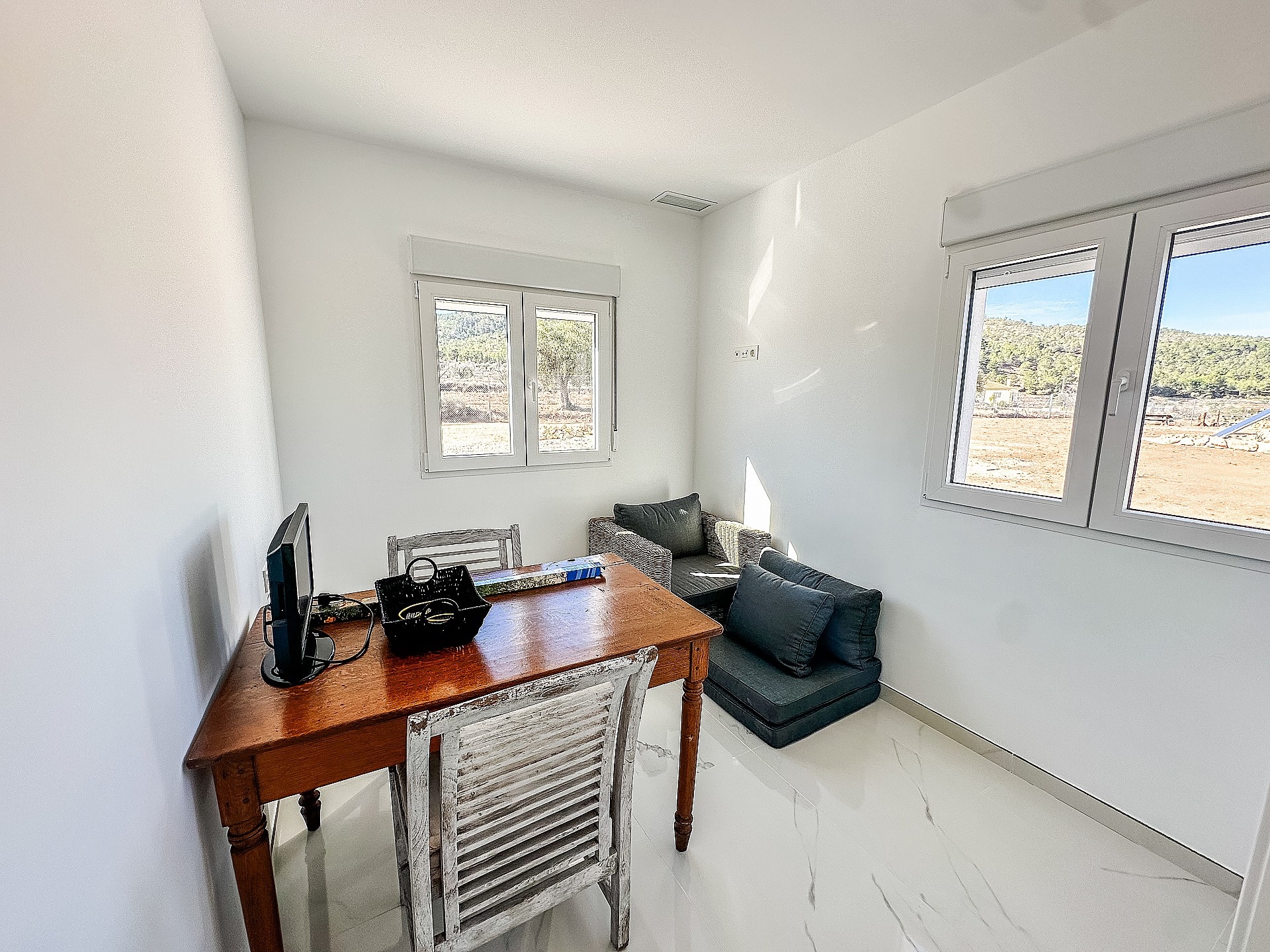 Resale - 4 Bedroom 3 Bathroom Villa in Sax -  - Alicante