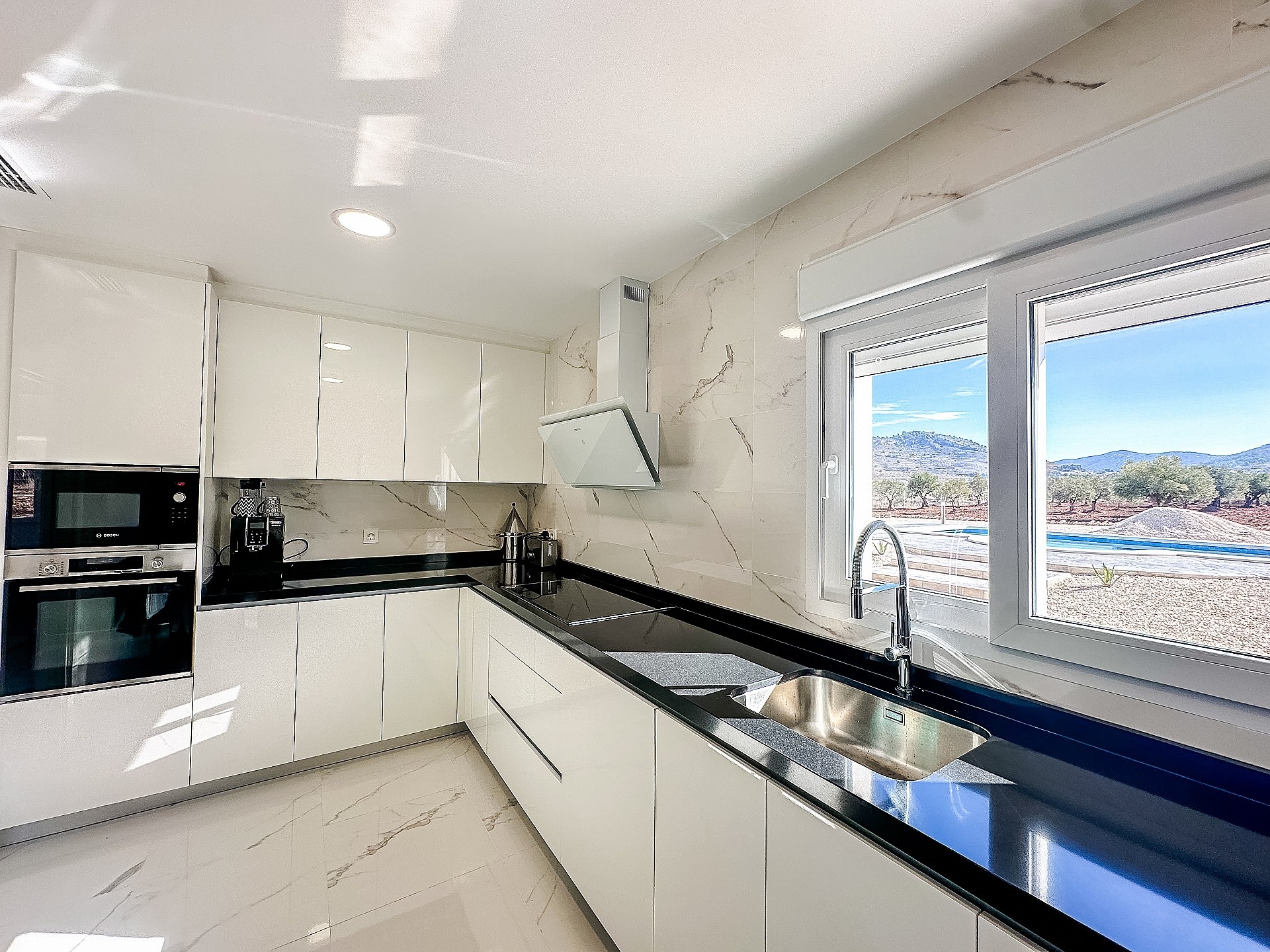 Resale - 4 Bedroom 3 Bathroom Villa in Sax -  - Alicante