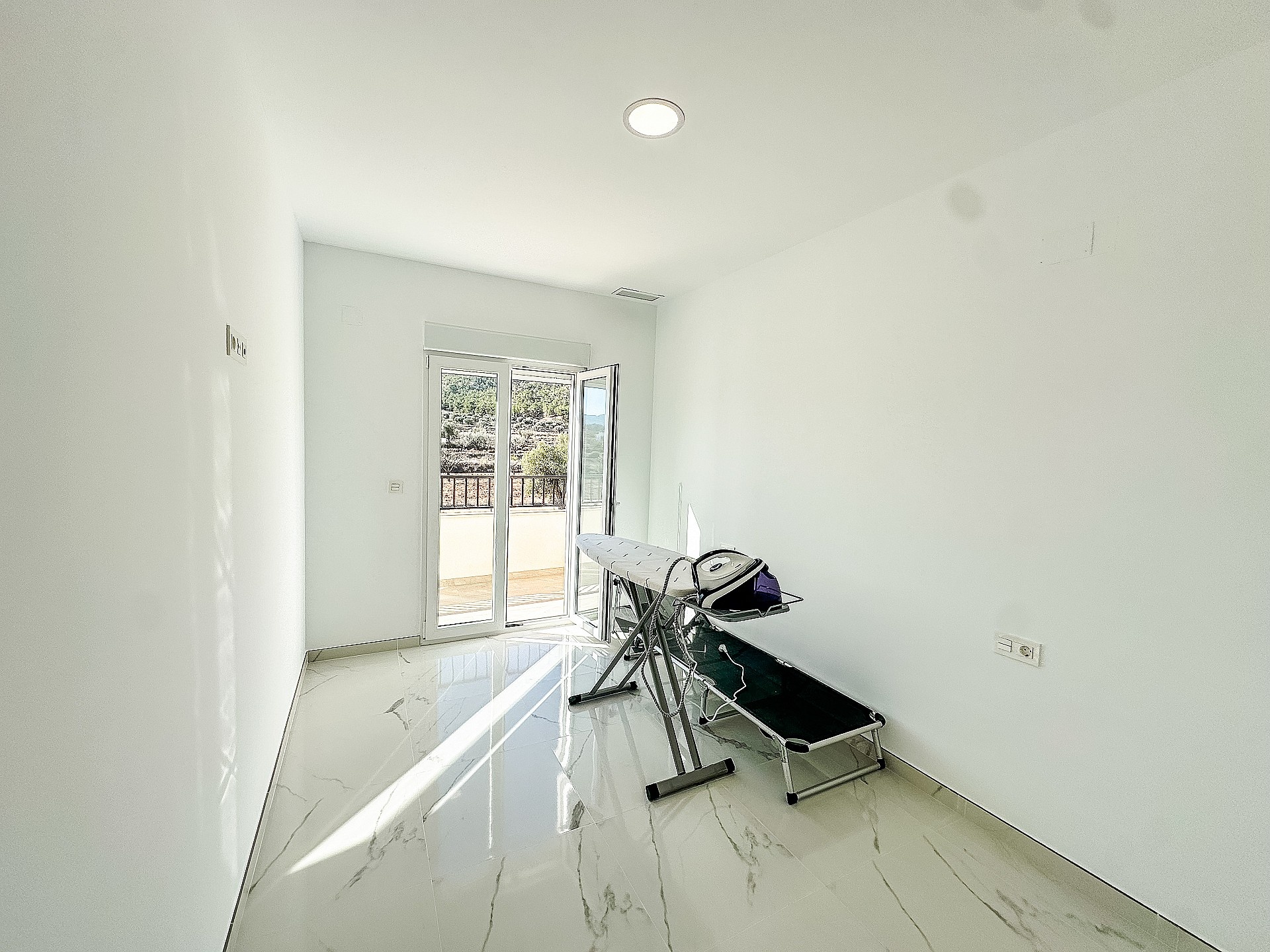 Resale - 4 Bedroom 3 Bathroom Villa in Sax -  - Alicante