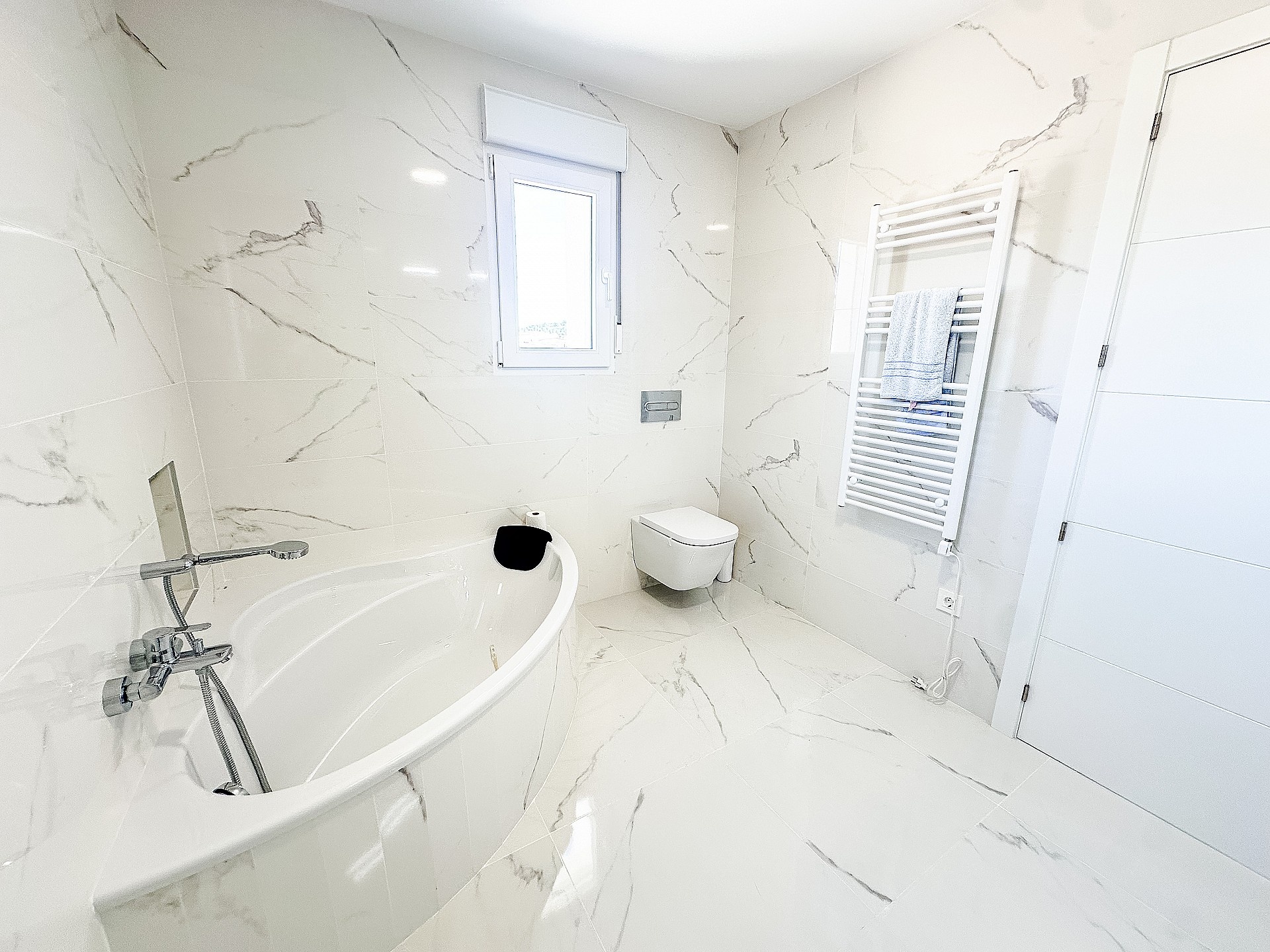 Resale - 4 Bedroom 3 Bathroom Villa in Sax -  - Alicante