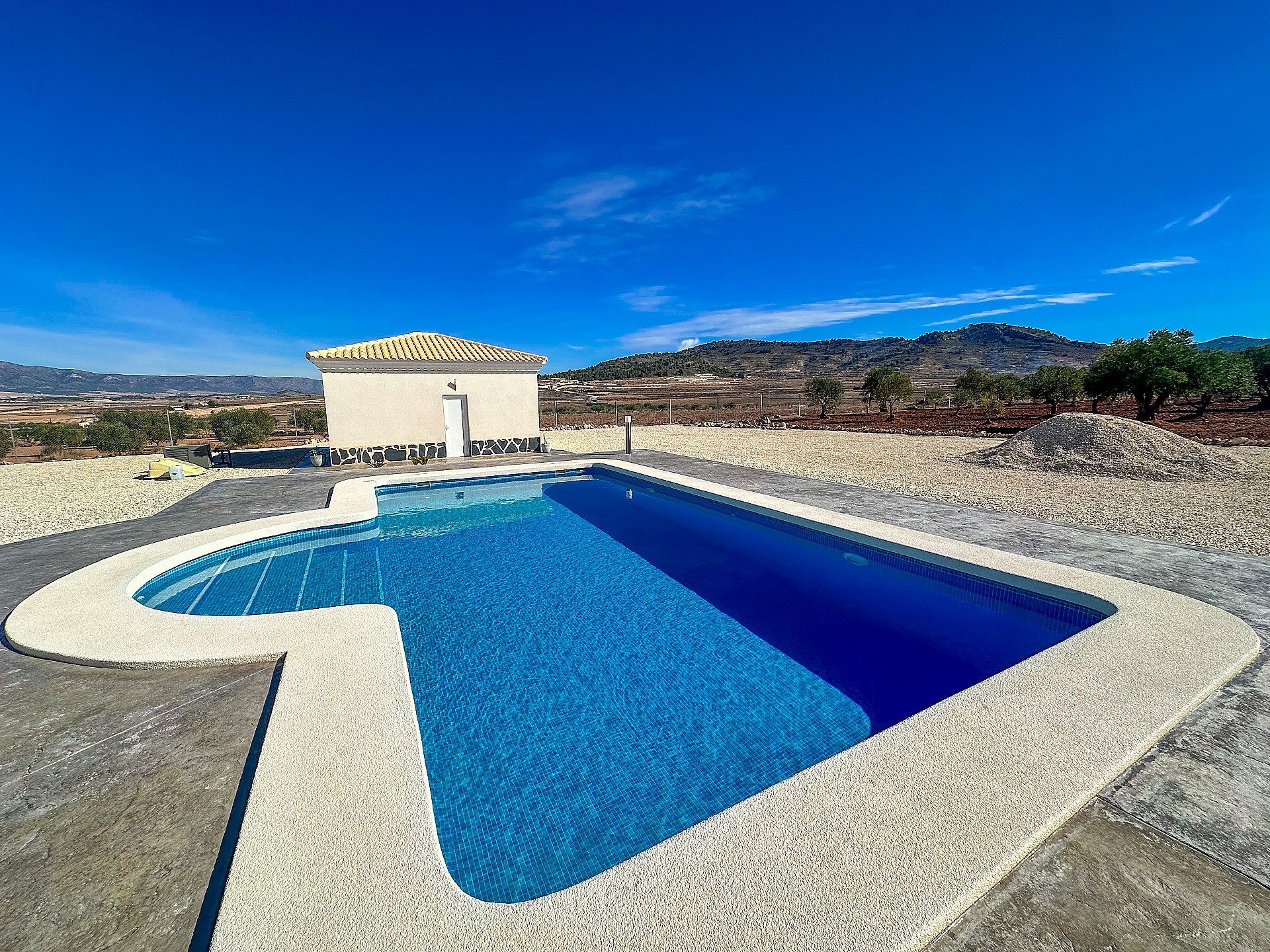 Resale - 4 Bedroom 3 Bathroom Villa in Sax -  - Alicante