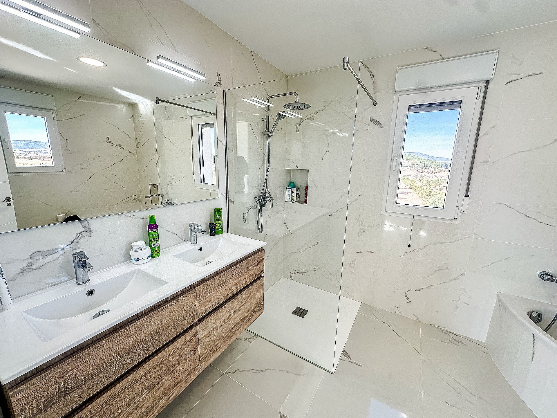 Resale - 4 Bedroom 3 Bathroom Villa in Sax -  - Alicante