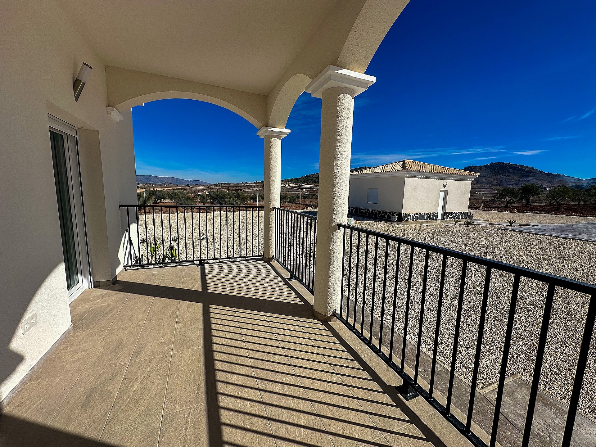 Resale - 4 Bedroom 3 Bathroom Villa in Sax -  - Alicante