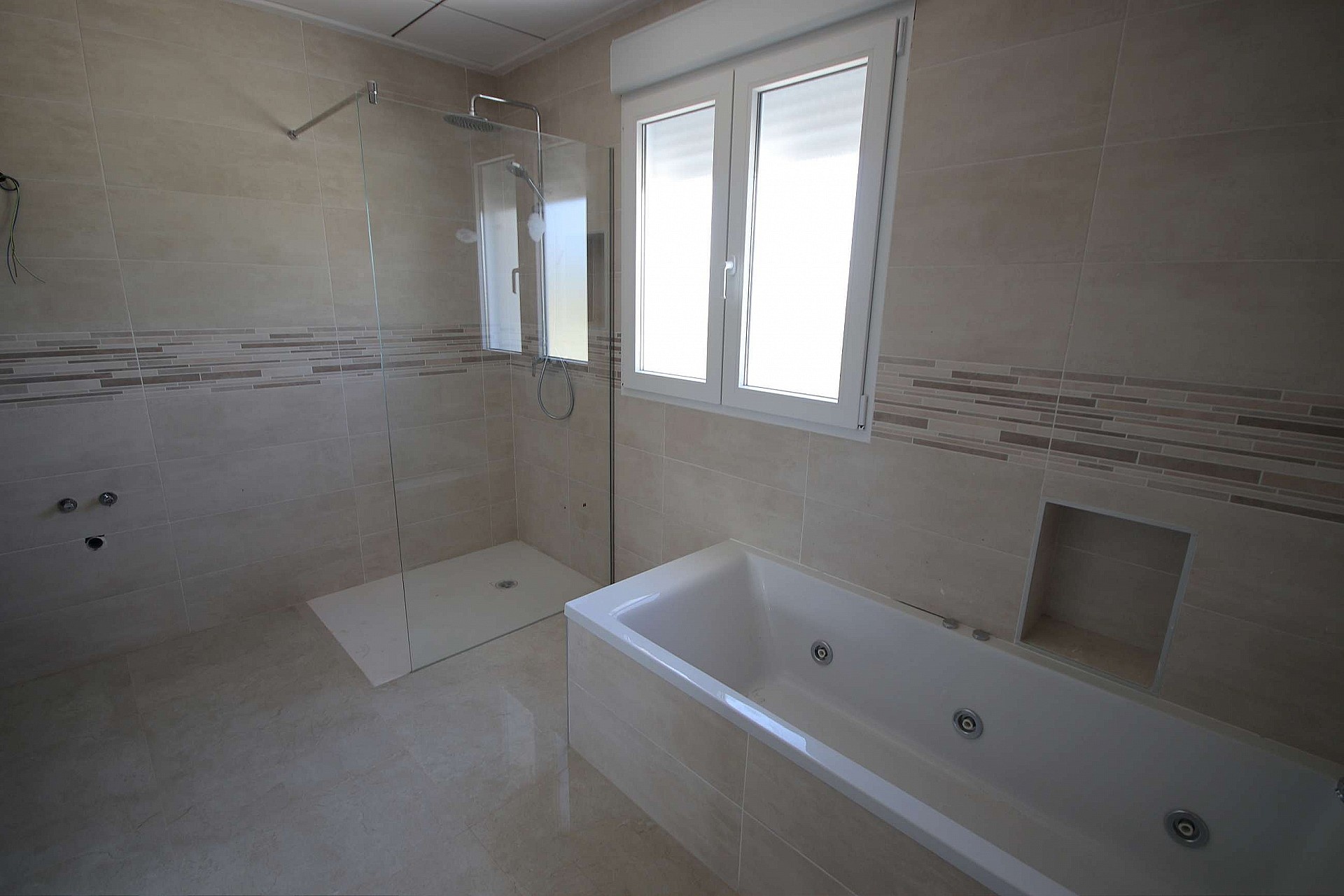 Resale - 4 Bedroom 3 Bathroom Villa in Sax -  - Alicante