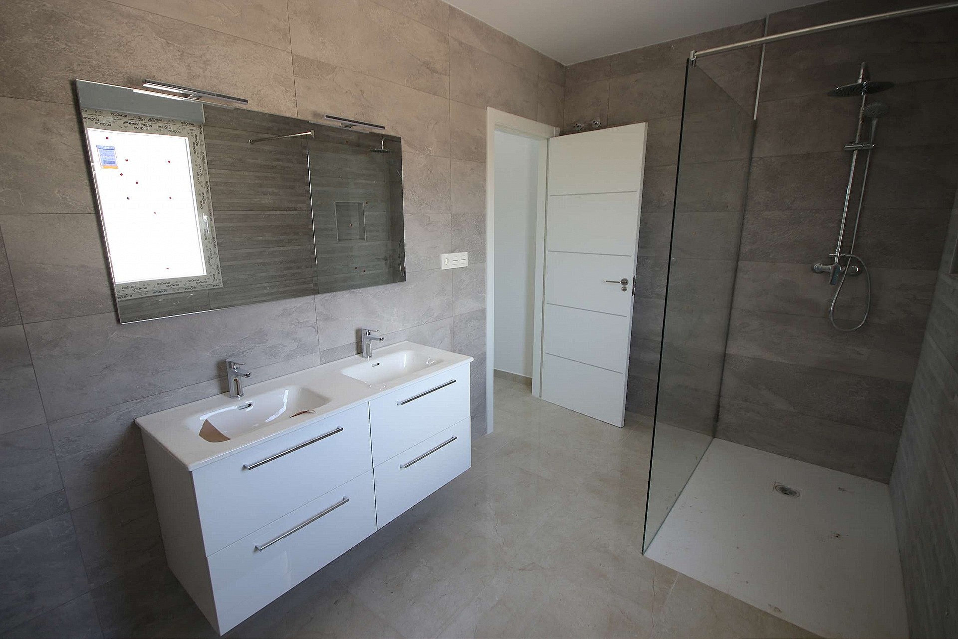 Resale - 4 Bedroom 3 Bathroom Villa in Sax -  - Alicante