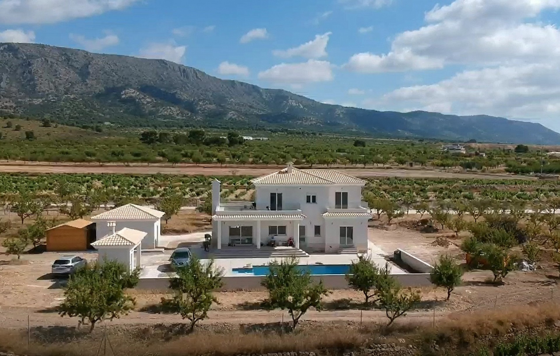 Resale - 4 Bedroom 3 Bathroom Villa in Sax -  - Alicante