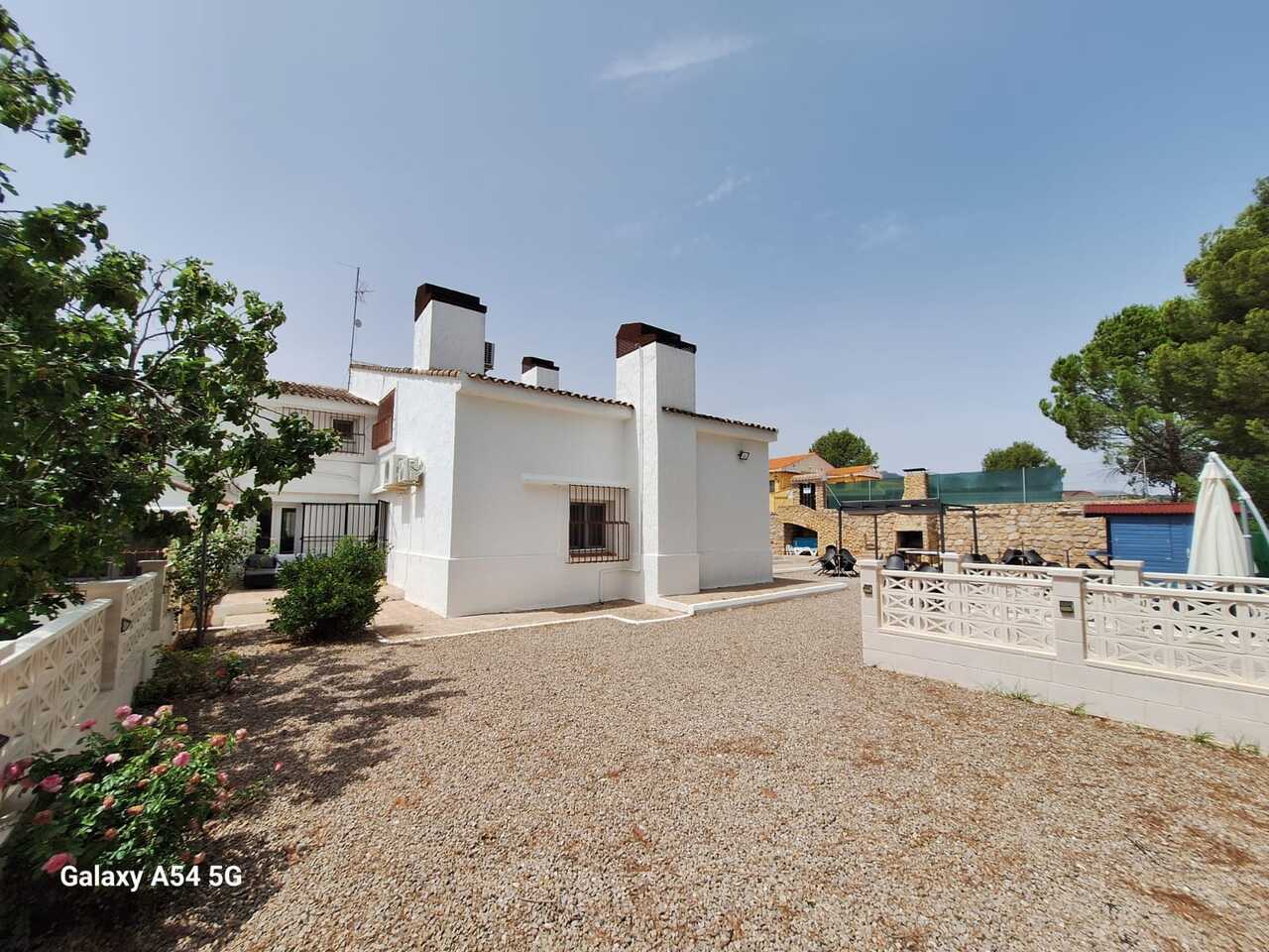 Resale - 9 Bedroom 6 Bathroom Commercial in Ayora - , Ayora, Valencia, Spain - Valencia