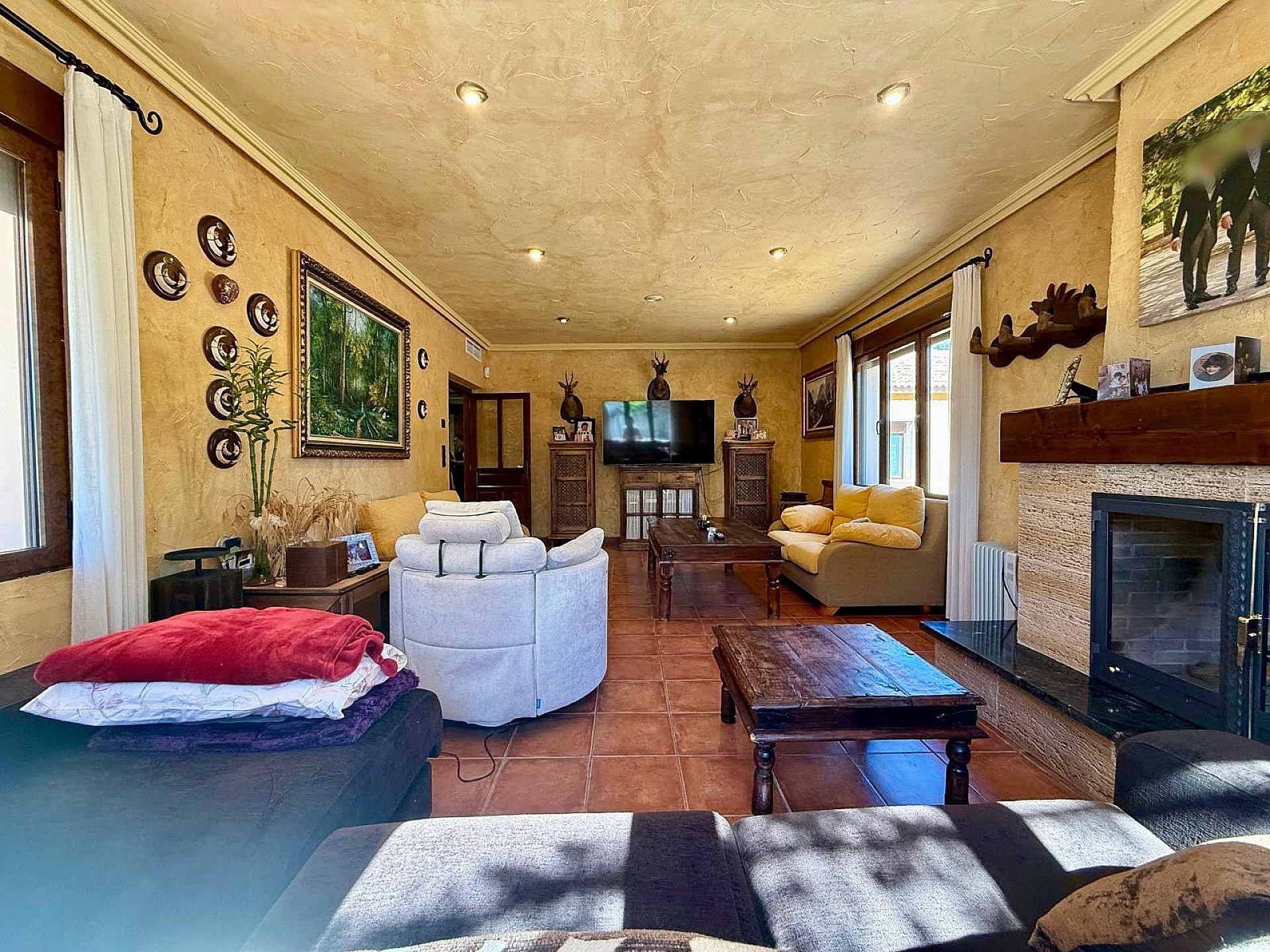 Resale - 6 Bedroom 4 Bathroom Villa in Salinas -  - Alicante