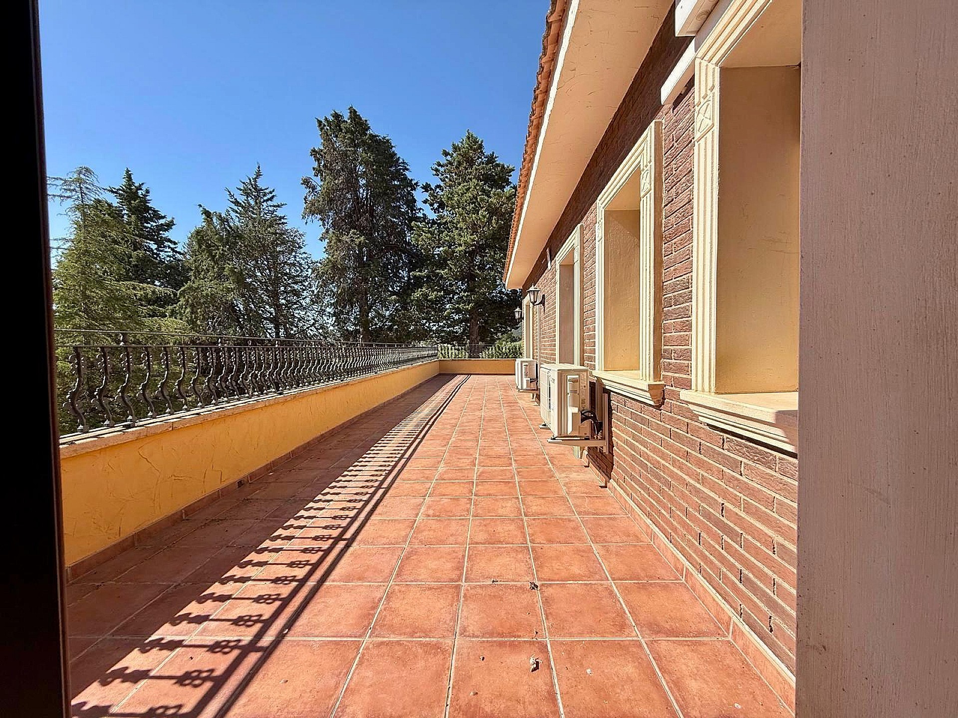 Resale - 6 Bedroom 4 Bathroom Villa in Salinas -  - Alicante
