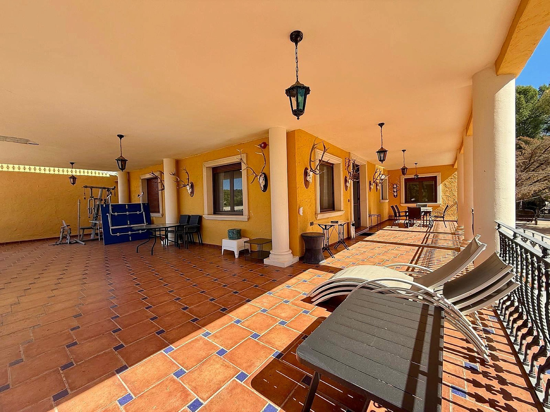Resale - 6 Bedroom 4 Bathroom Villa in Salinas -  - Alicante